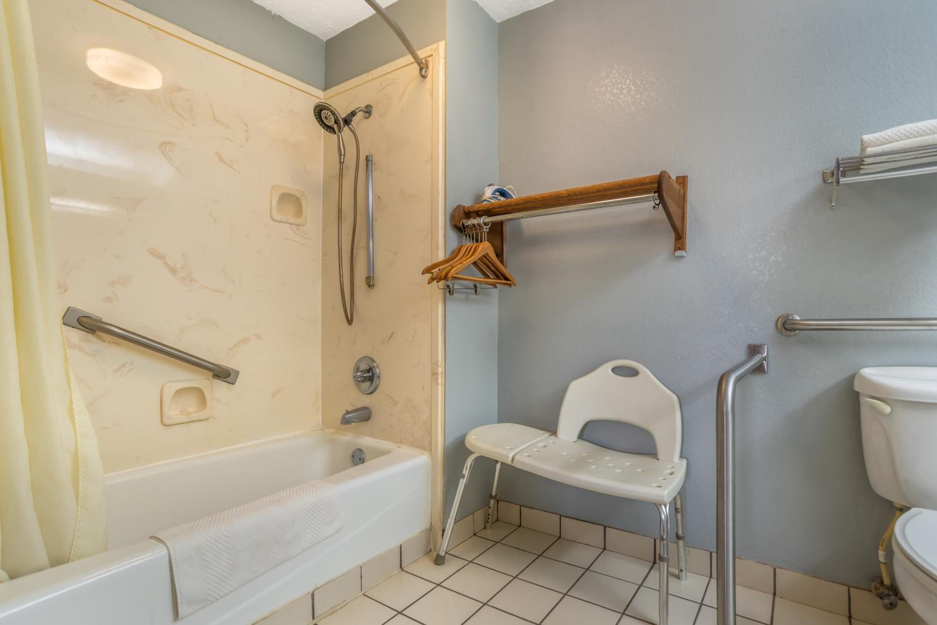 King Room - Accessible/Smoking - Photo 2