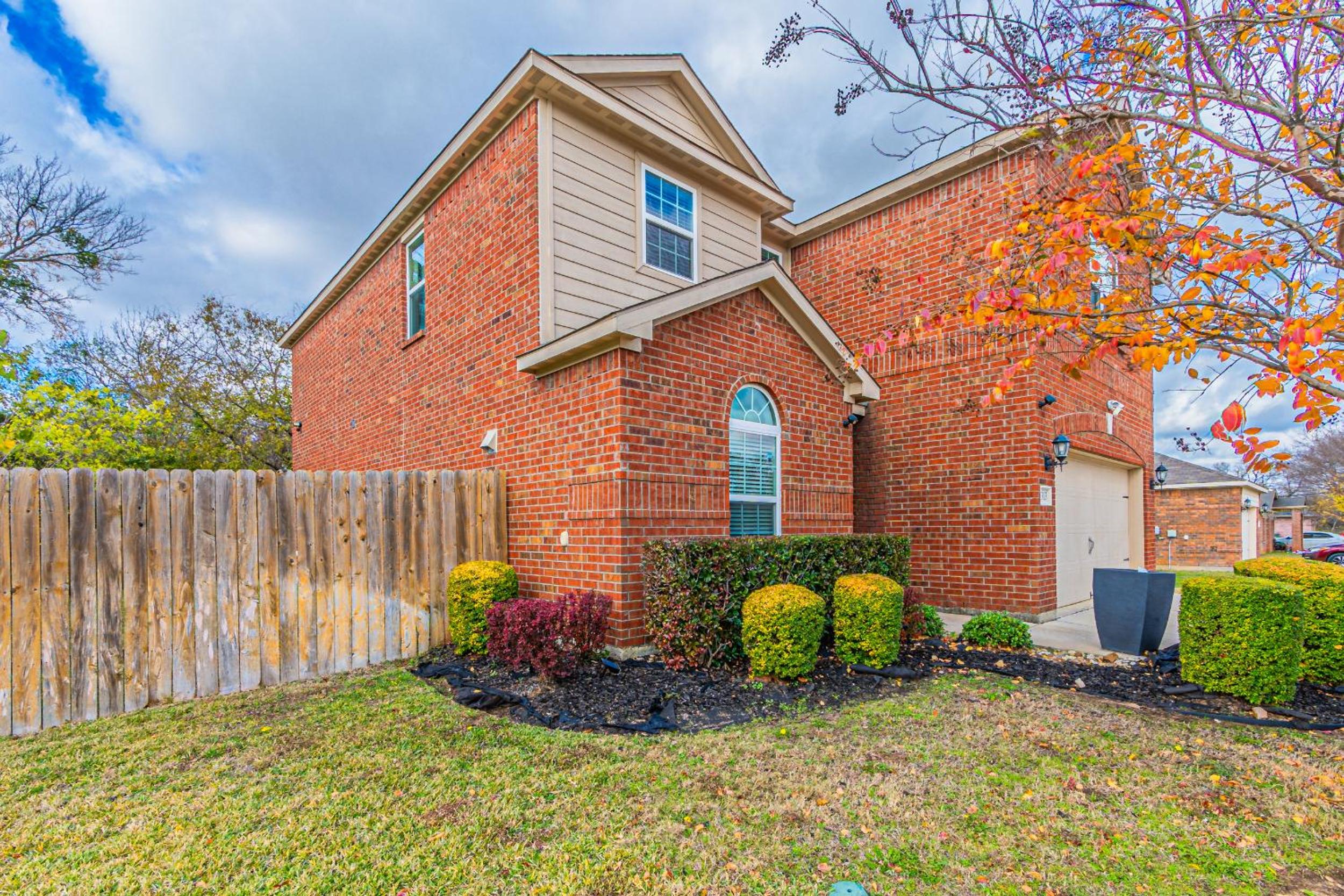 Five-Bedroom House photo 2