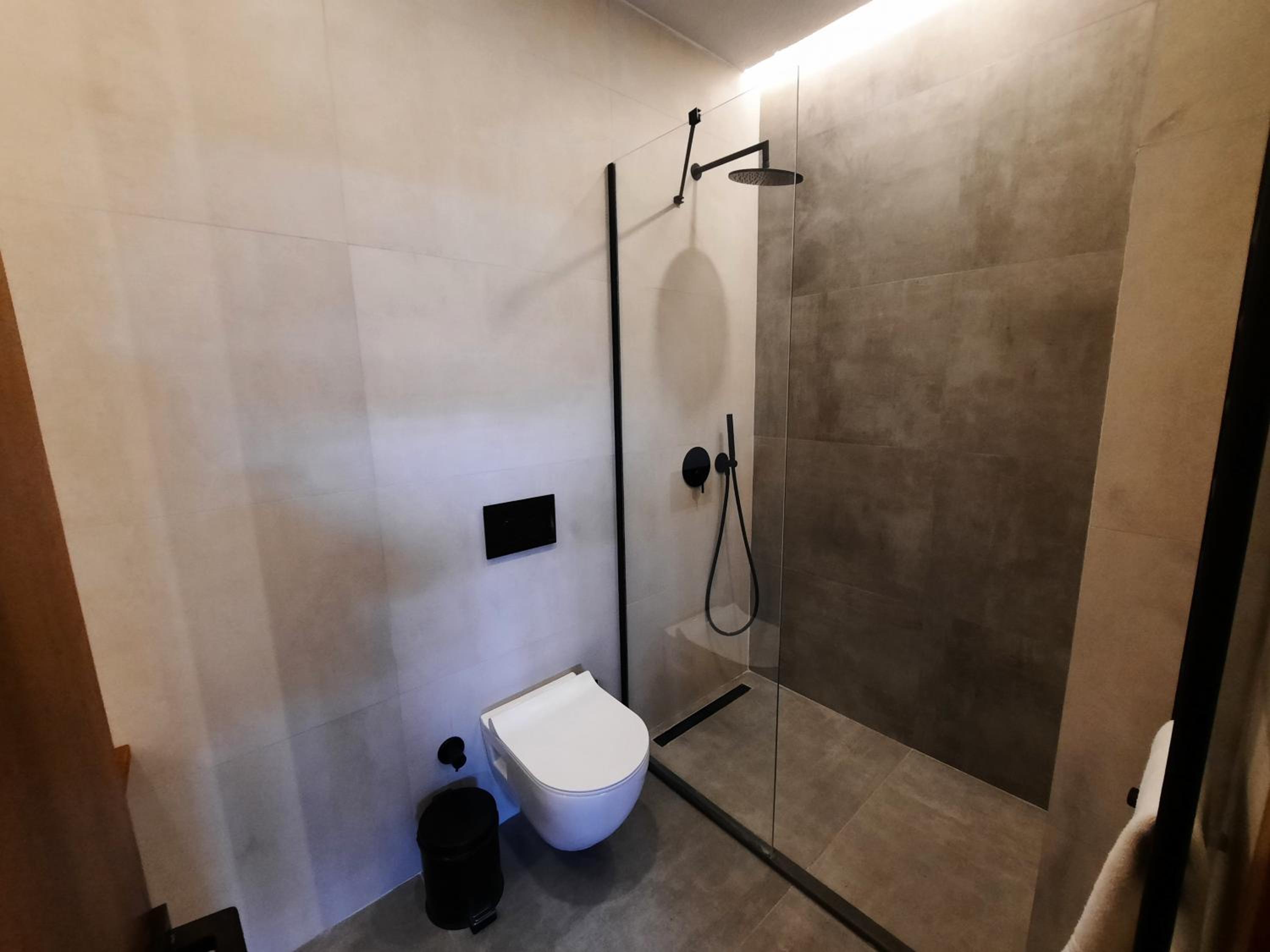Suite - Photo 9
