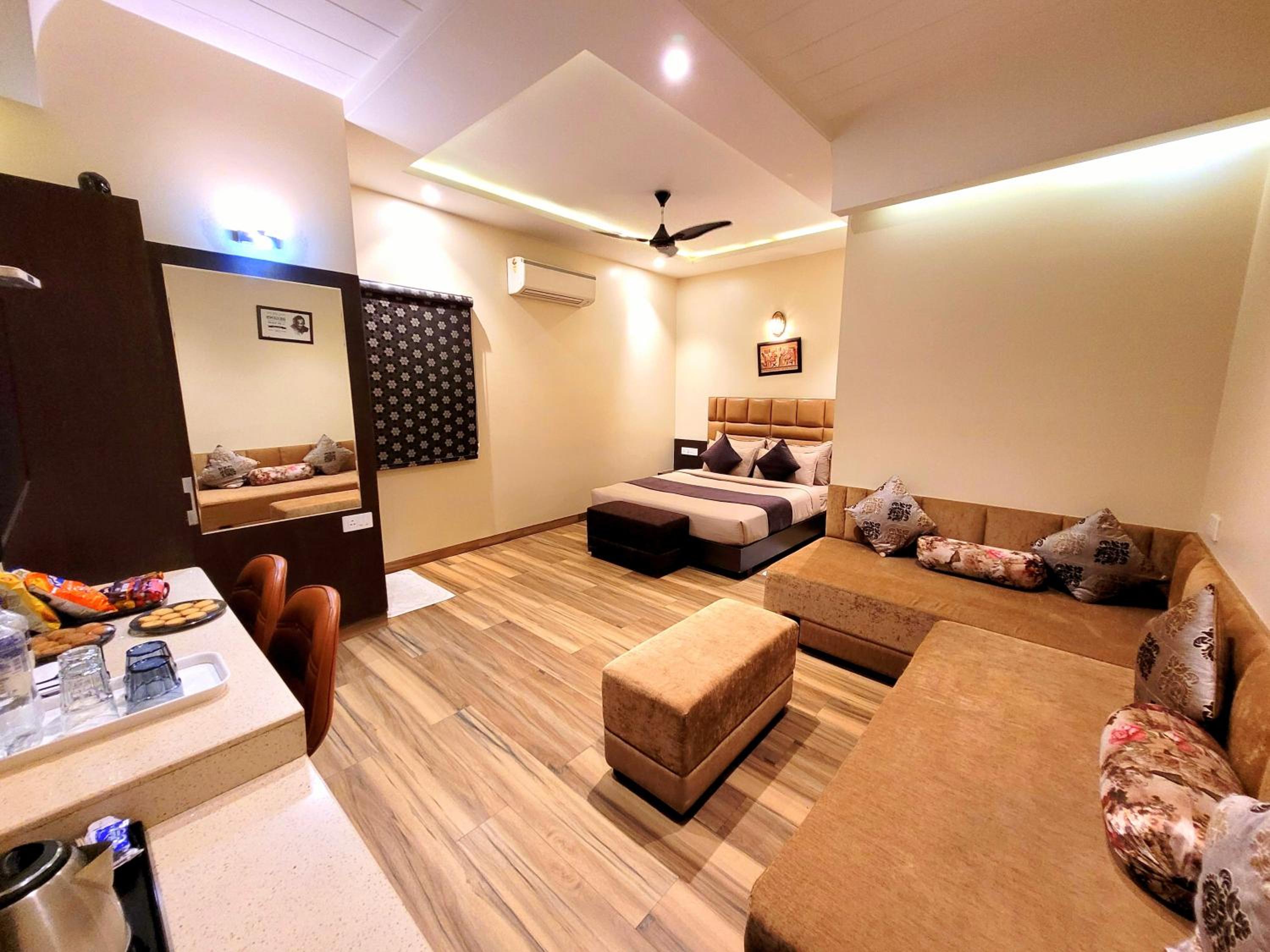 King Studio With Sofa Bed