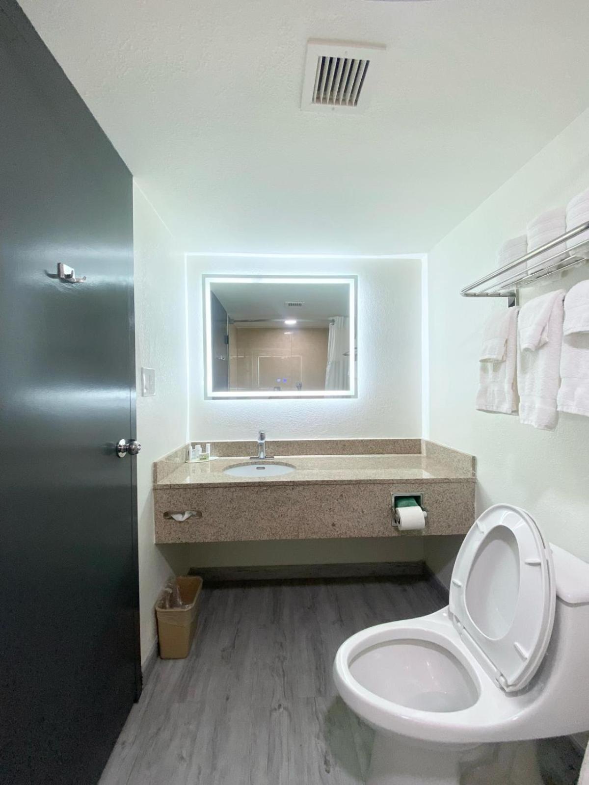 King Room with One King Bed - Exterior Entrance - Non-Smoking - Photo 6