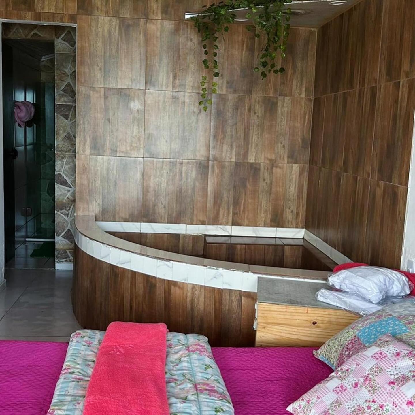 Suite with Hot Tub - Photo 7