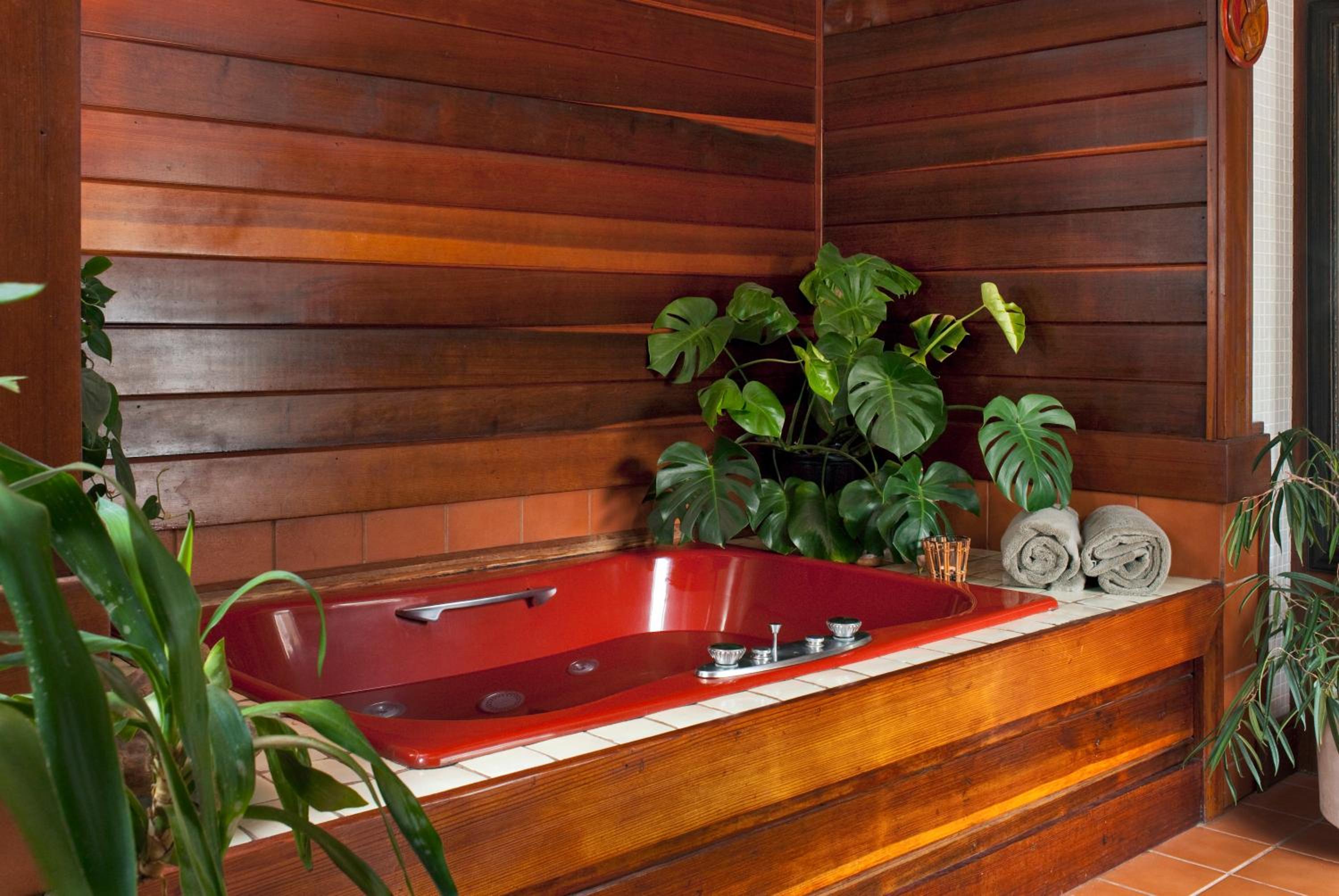 Queen Room with Jetted Tub and Deluxe Balcony photo 3