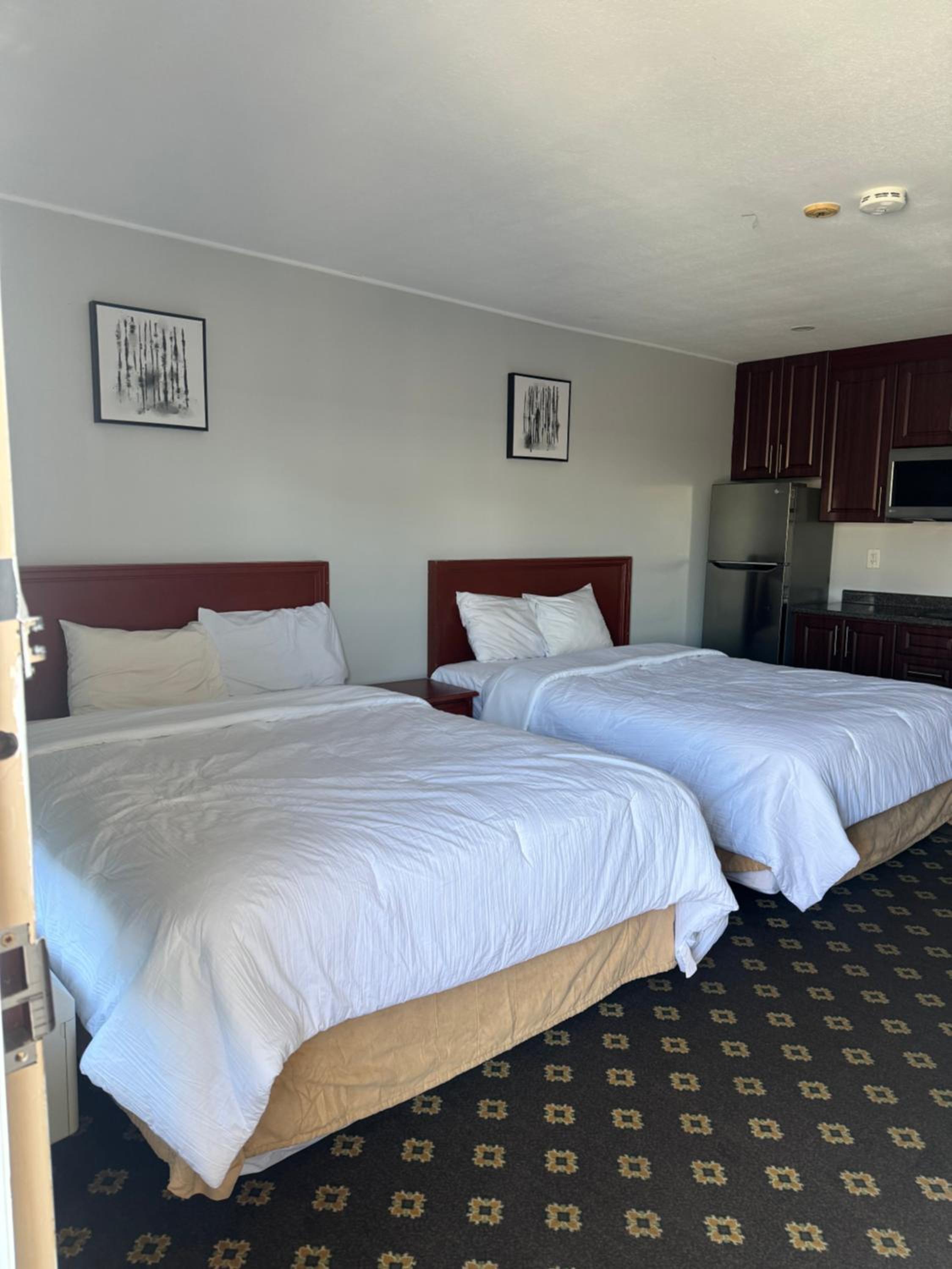 Queen Room with Two Queen Beds - Photo 13