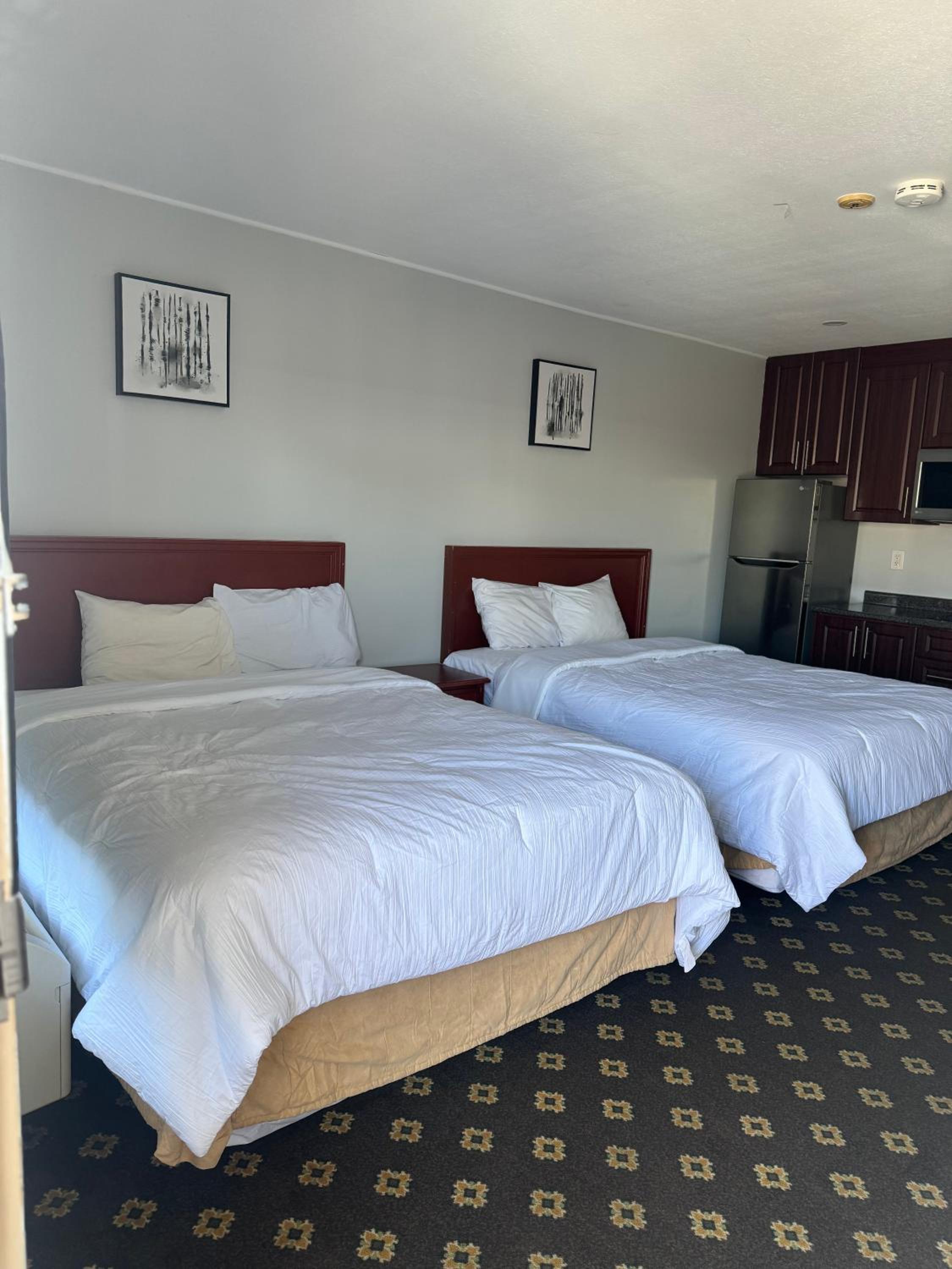 Queen Room with Two Queen Beds - Photo 12
