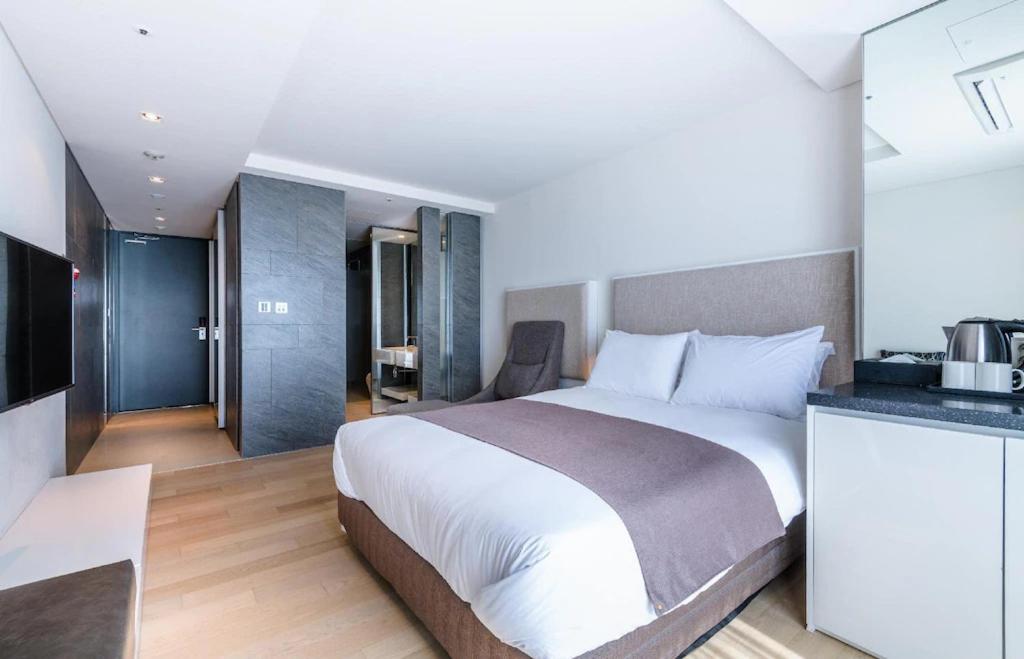 Standard Double Room with City View