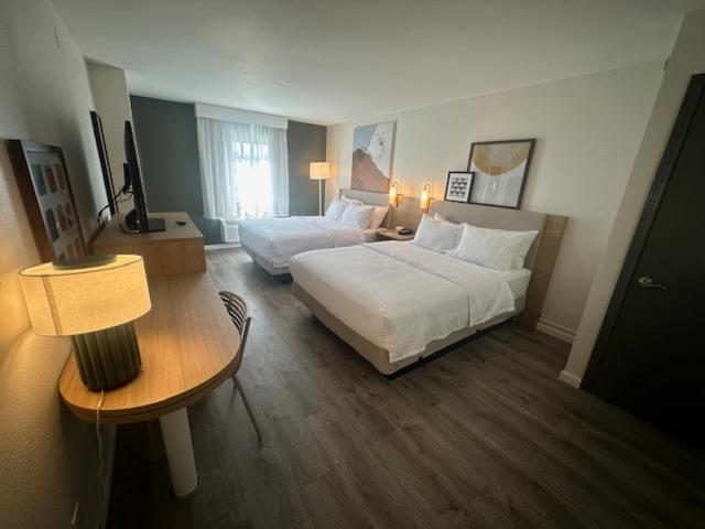 Queen Room with Two Queen Beds - Photo 4