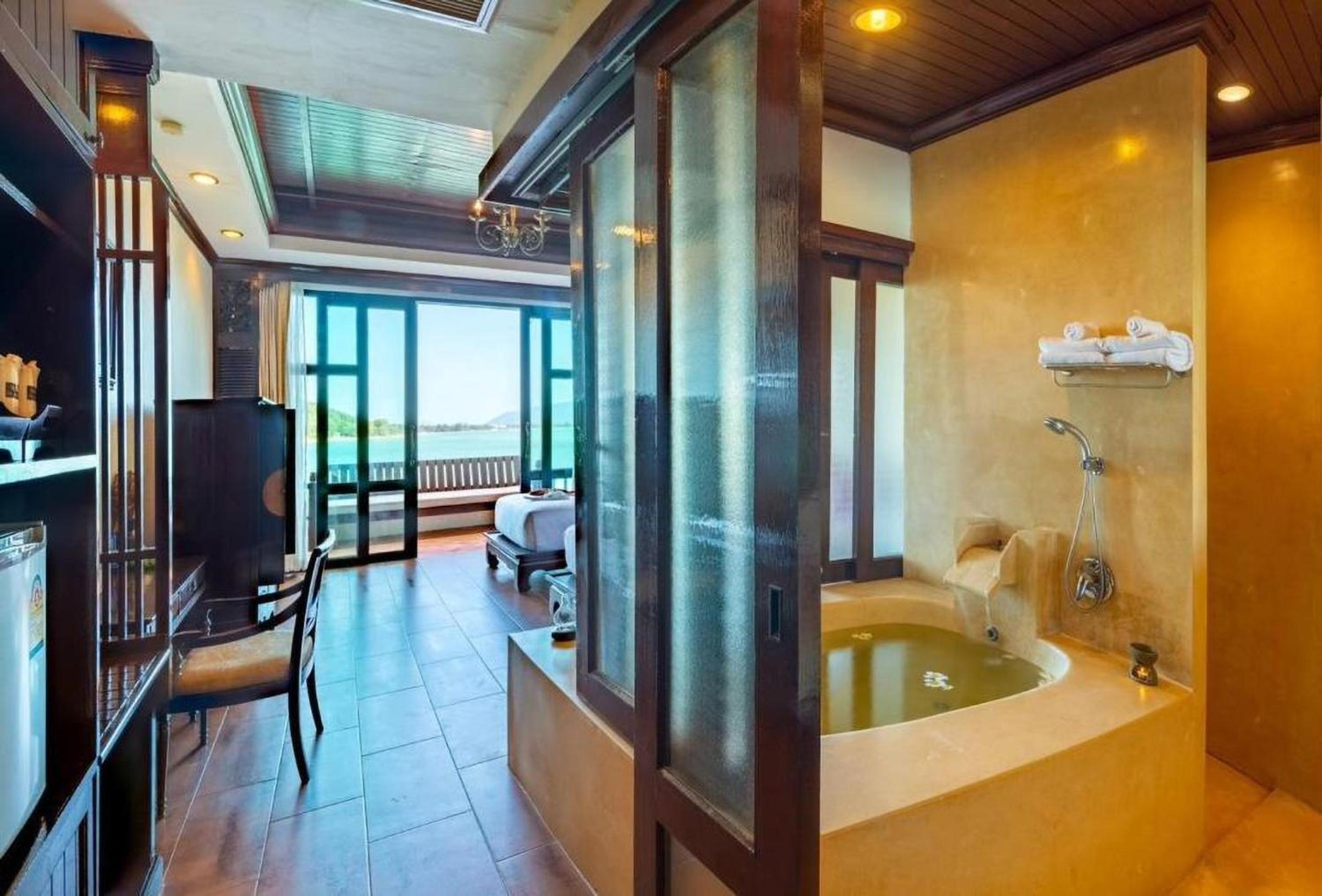 Deluxe Suite with Sea View photo 3