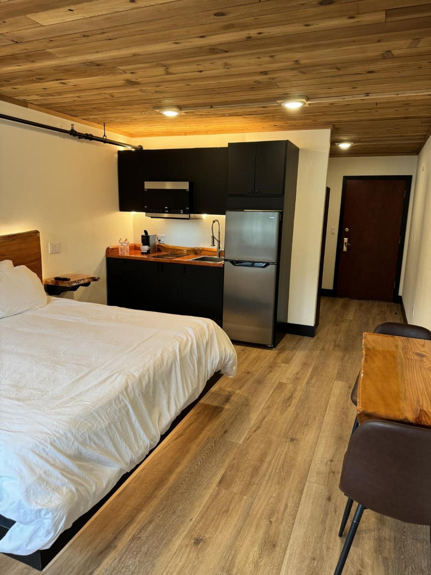 Standard King Room photo 3