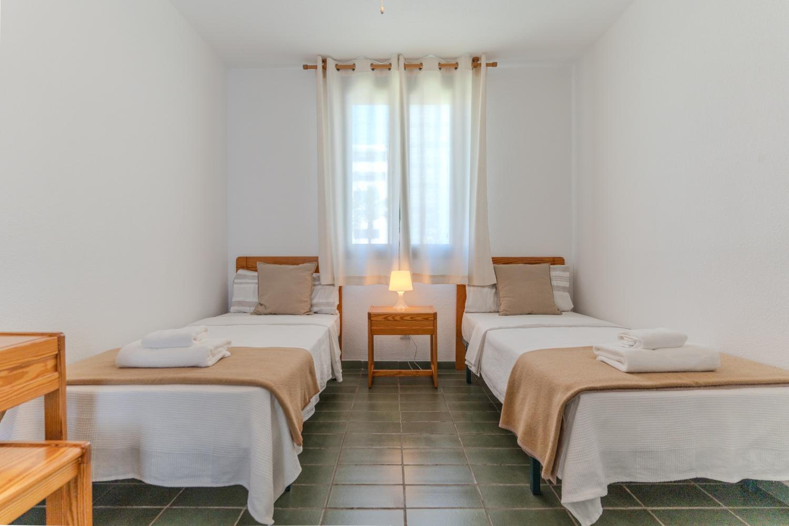 Apartamento de Dos Dormitorios con Vista a la Piscina