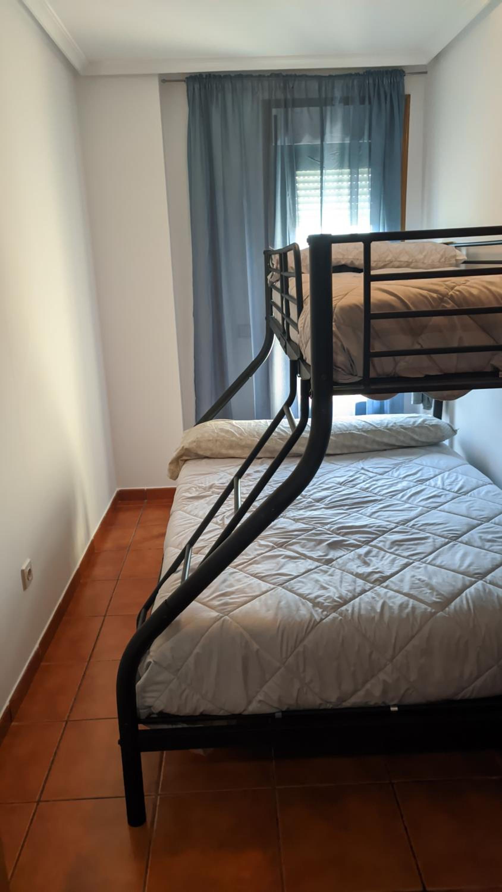Apartamento de dos habitaciones con balcón y vista al mar