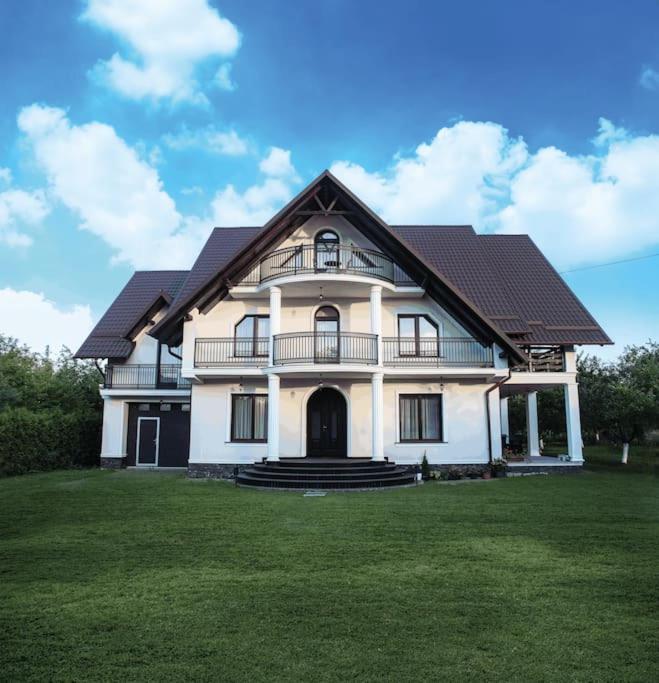 Five-Bedroom House photo 3