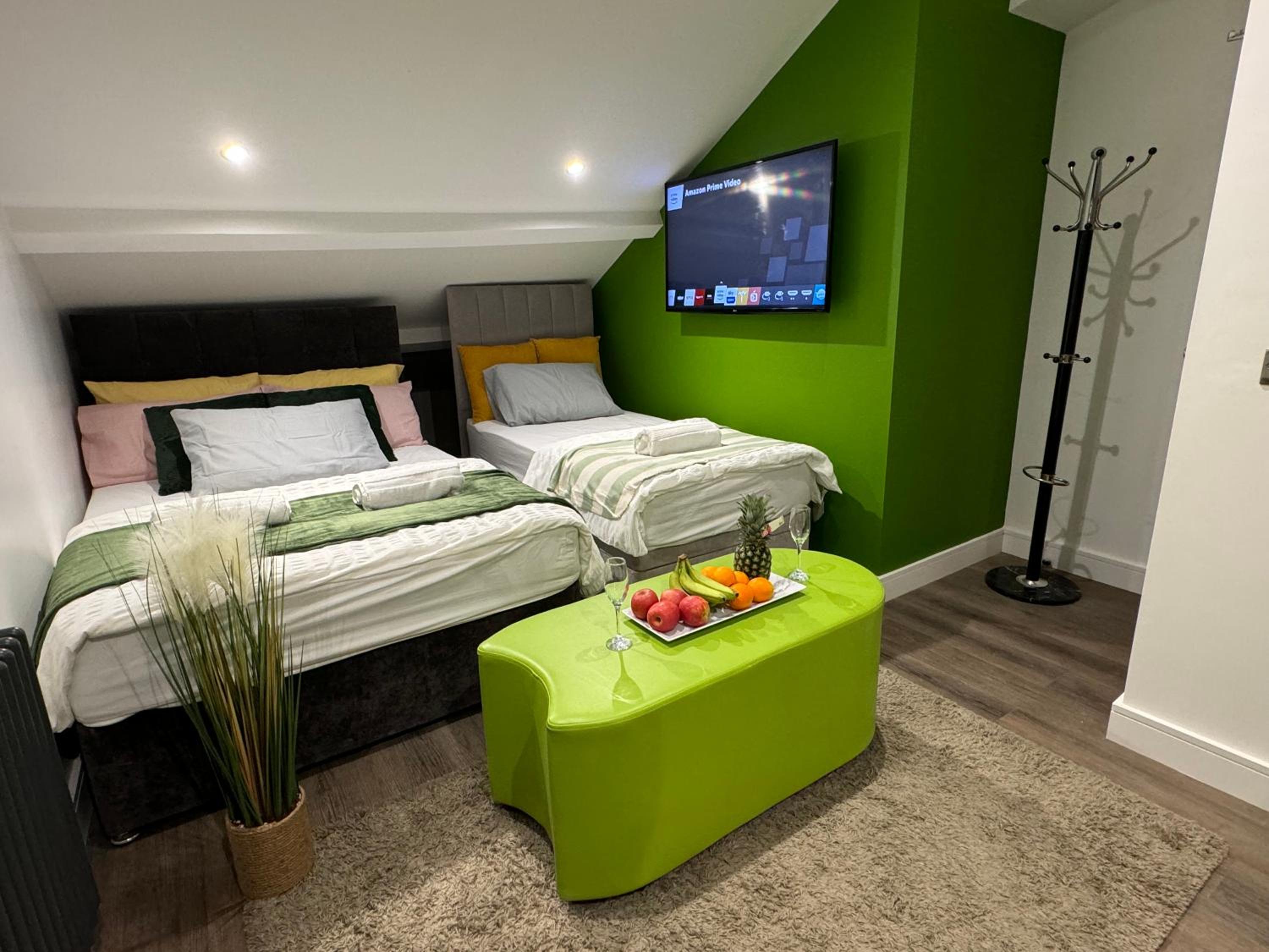 Six-Bedroom House photo 2
