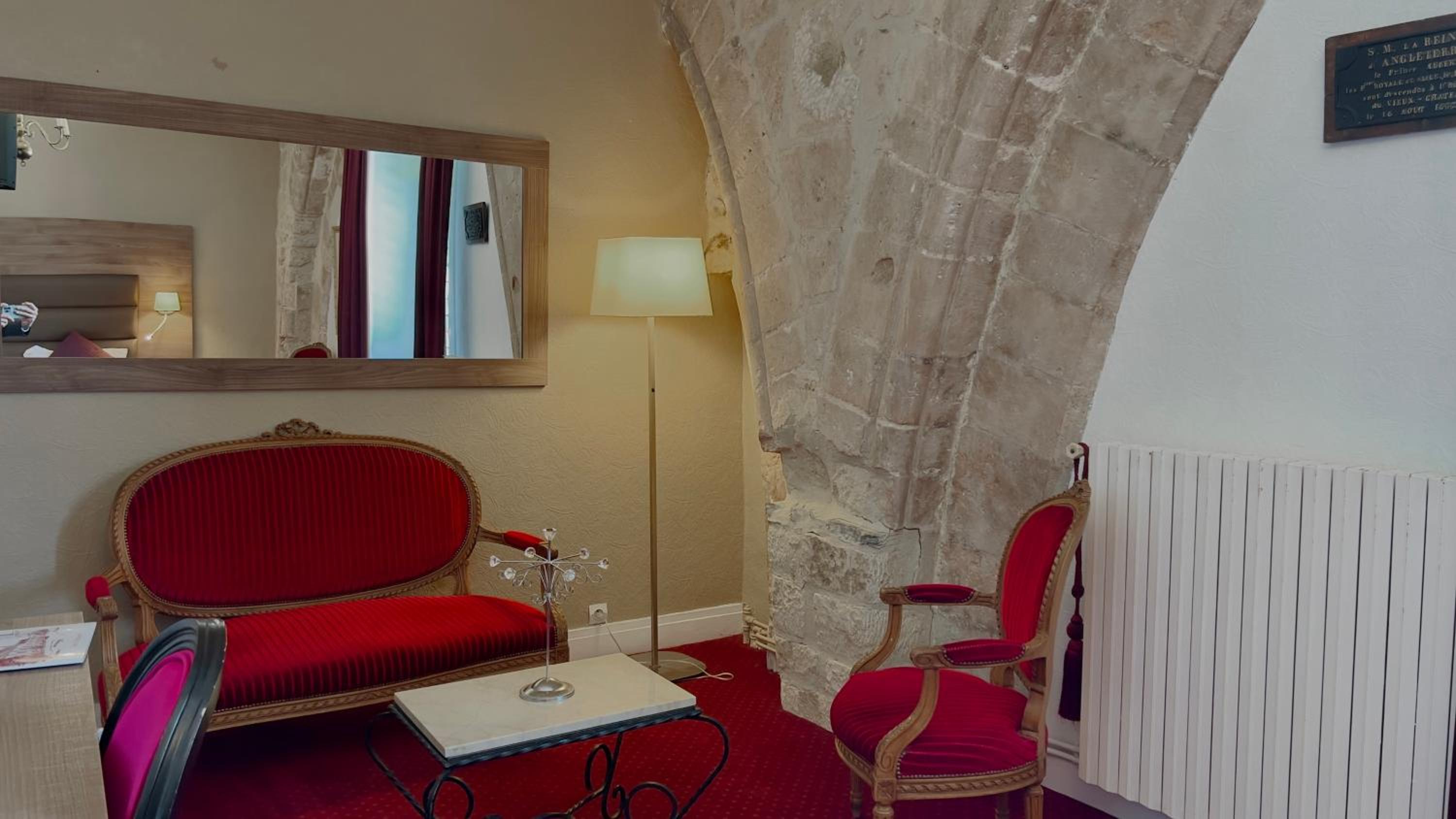 Suite - Photo 1
