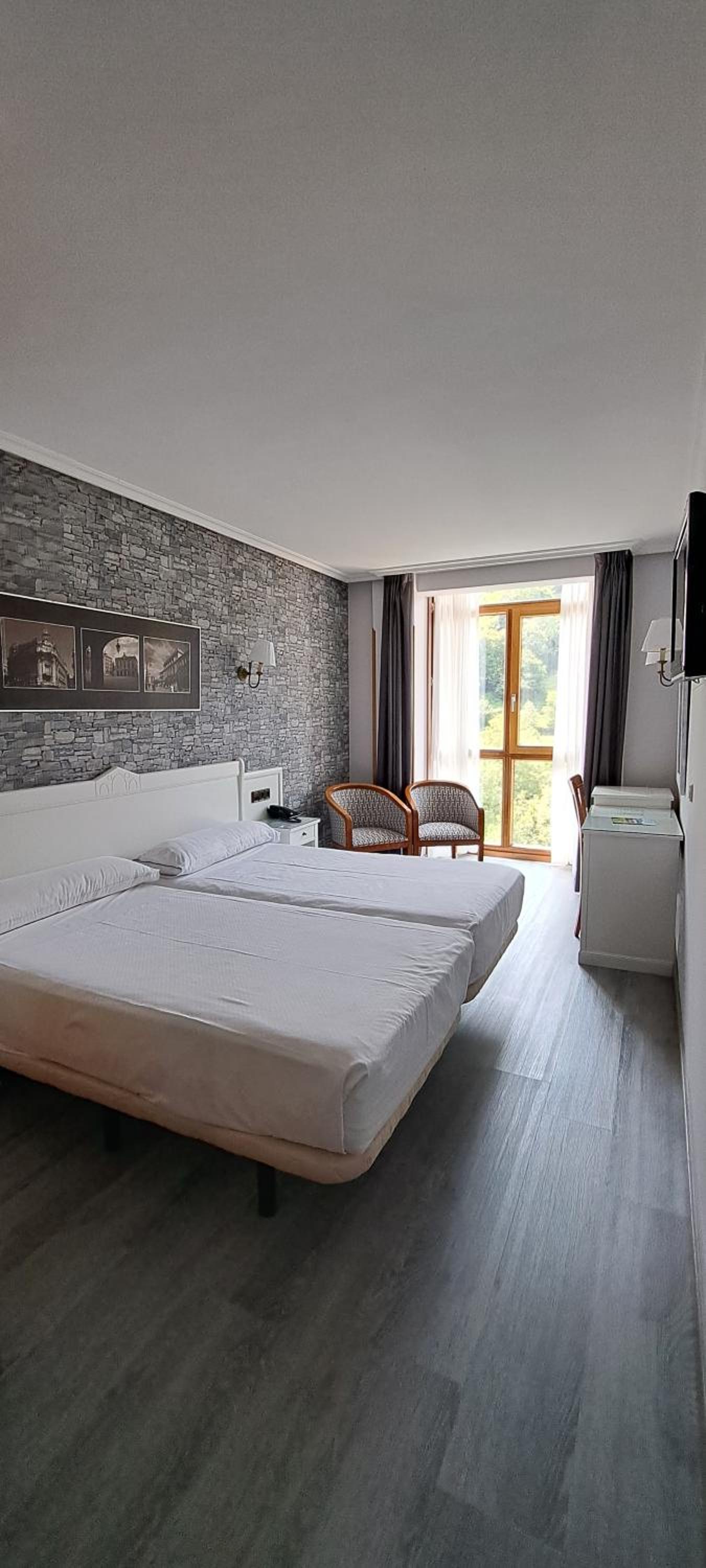 Deluxe Double or Twin Room with River View - Photo 1