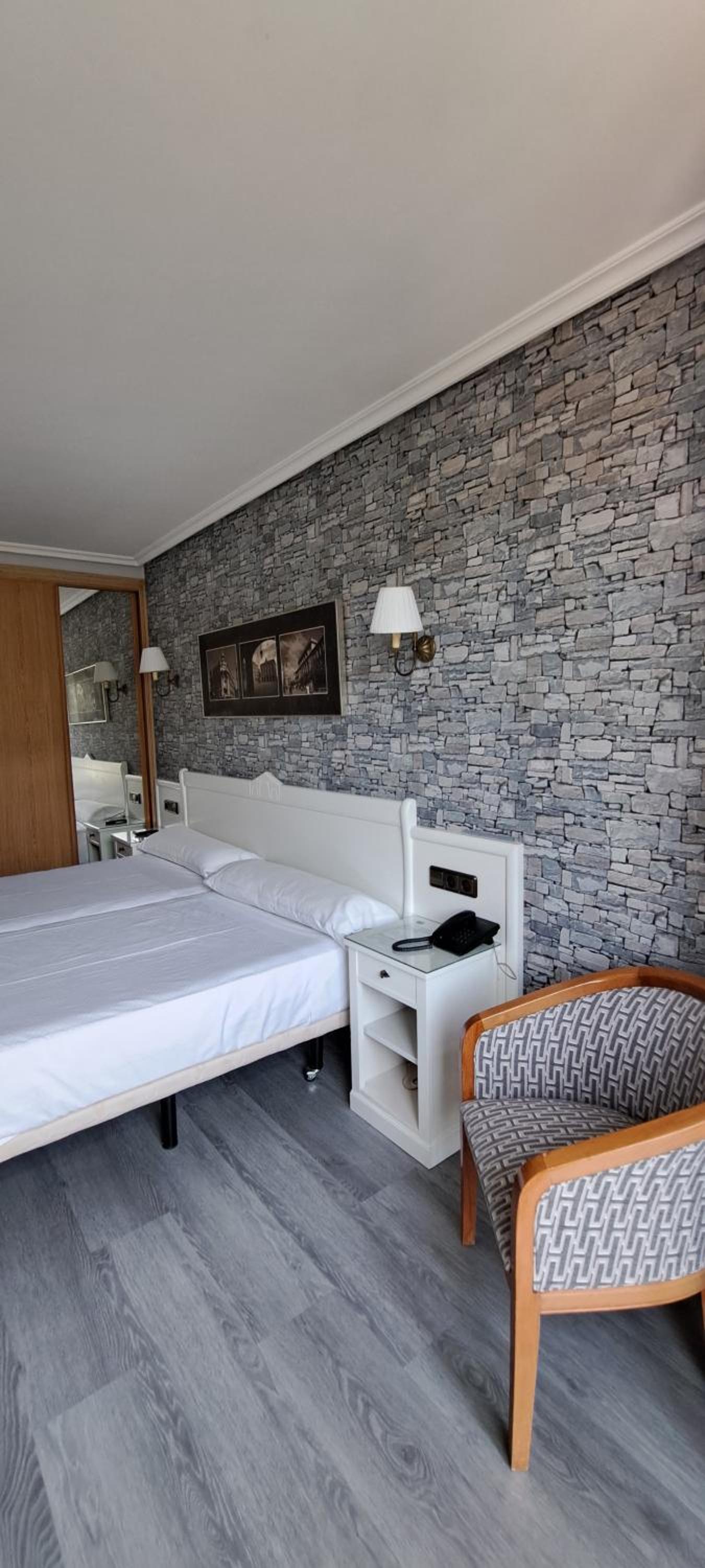 Double Room - Photo 7