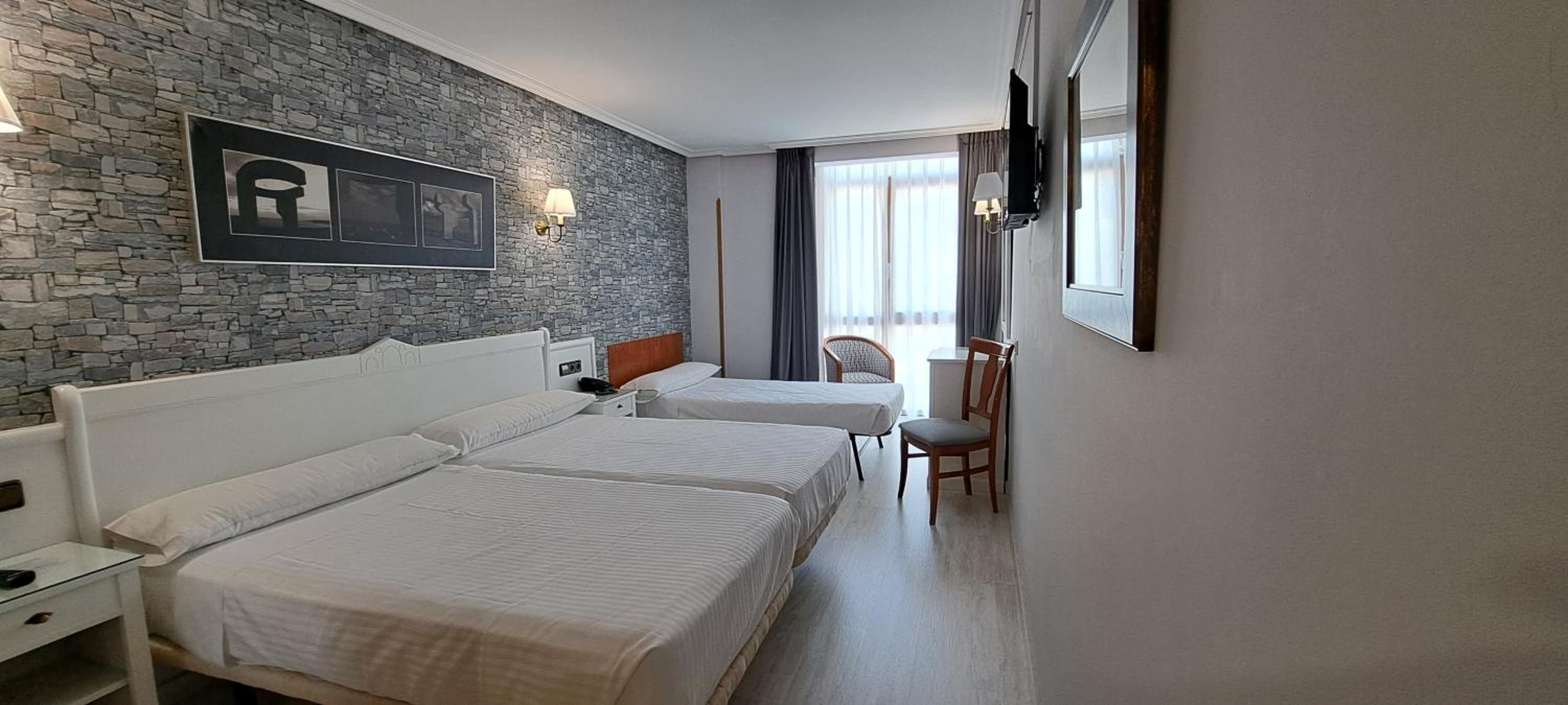 Double Room with Extra Bed - Photo 2