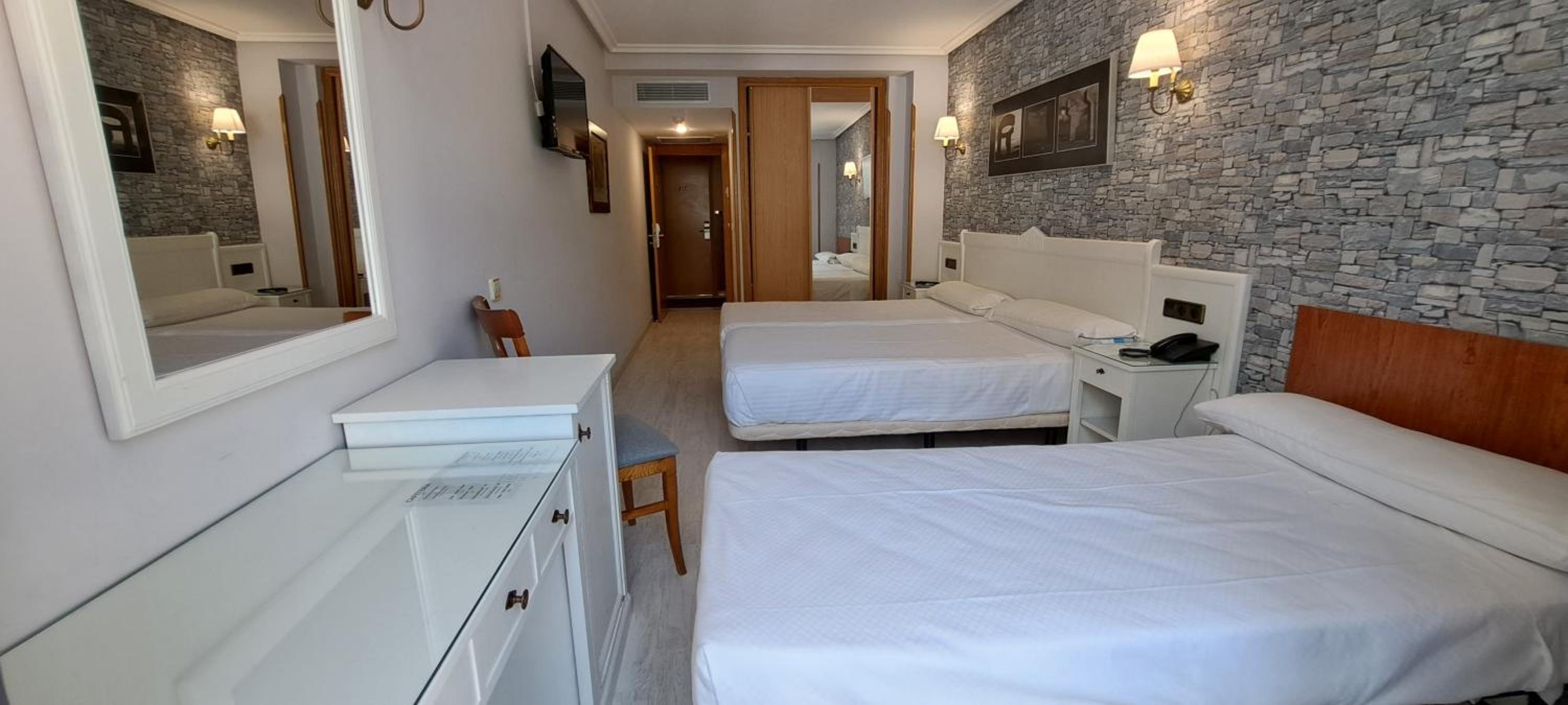 Double Room with Extra Bed - Photo 3