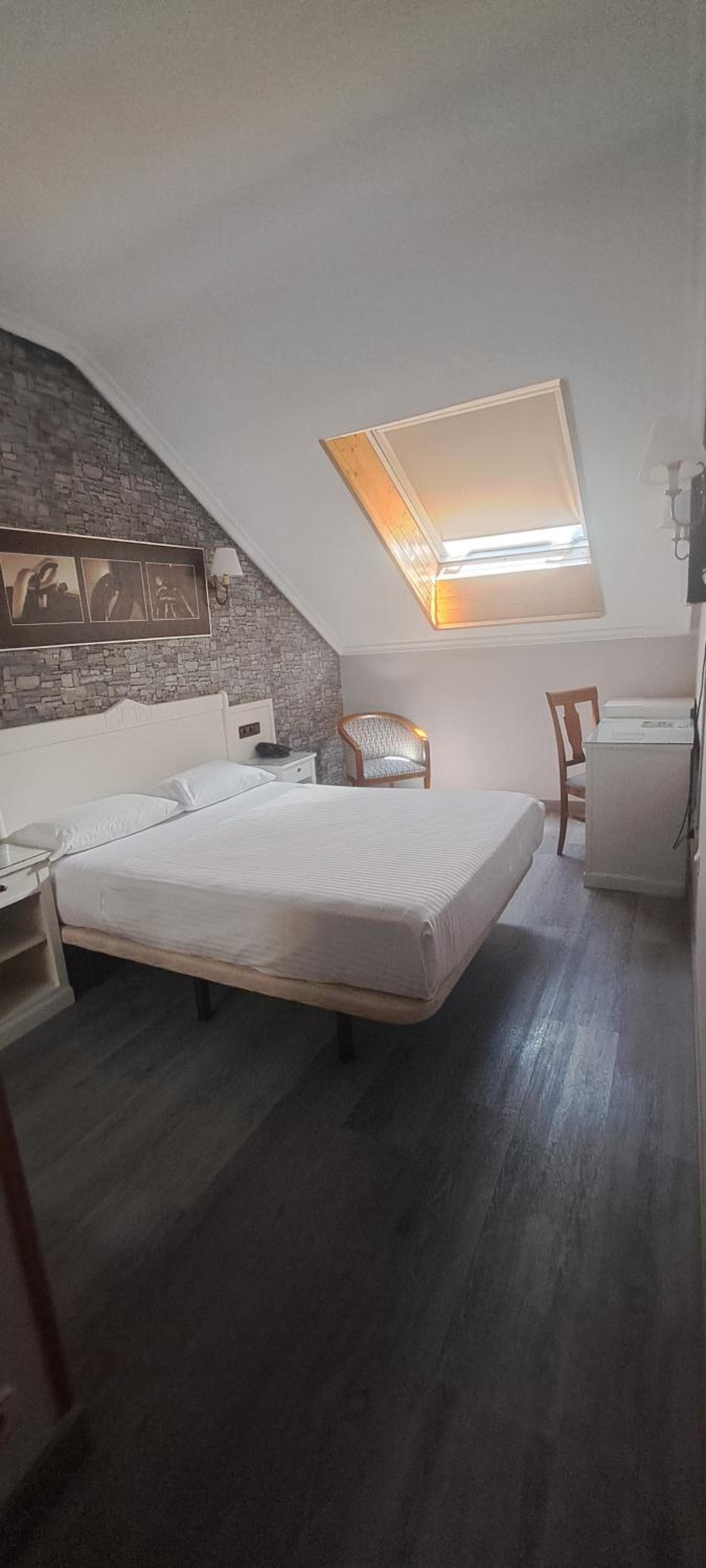 Double Room - Attic - Photo 1