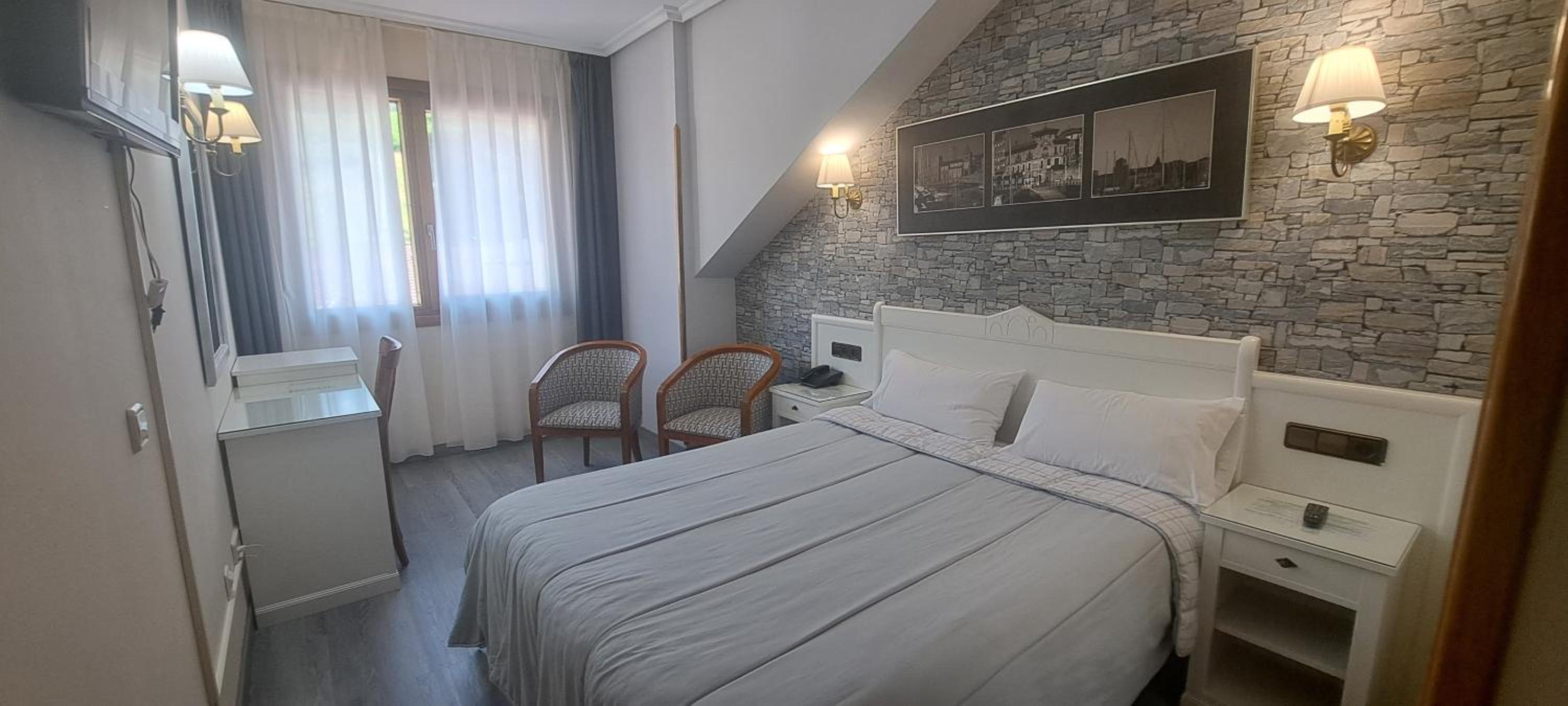 Double Room with City View - Photo 8
