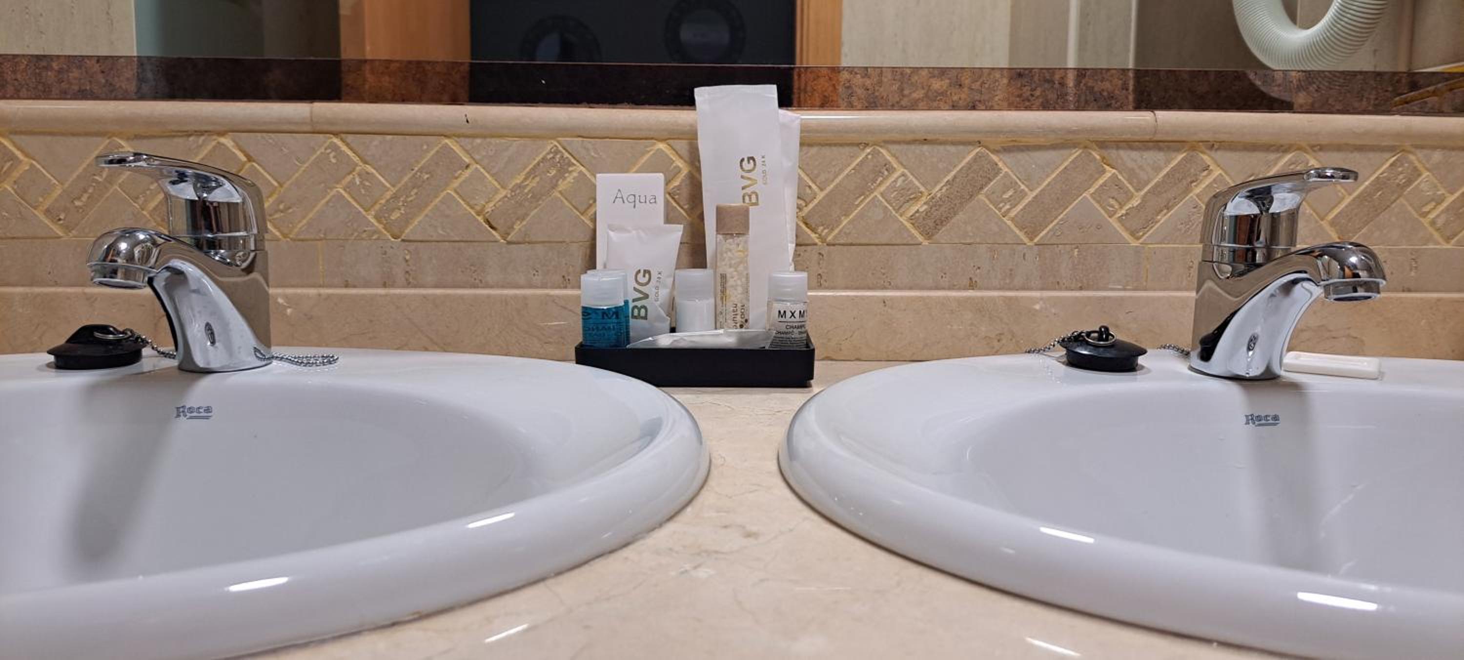 Deluxe Suite with Spa Bath - Photo 9
