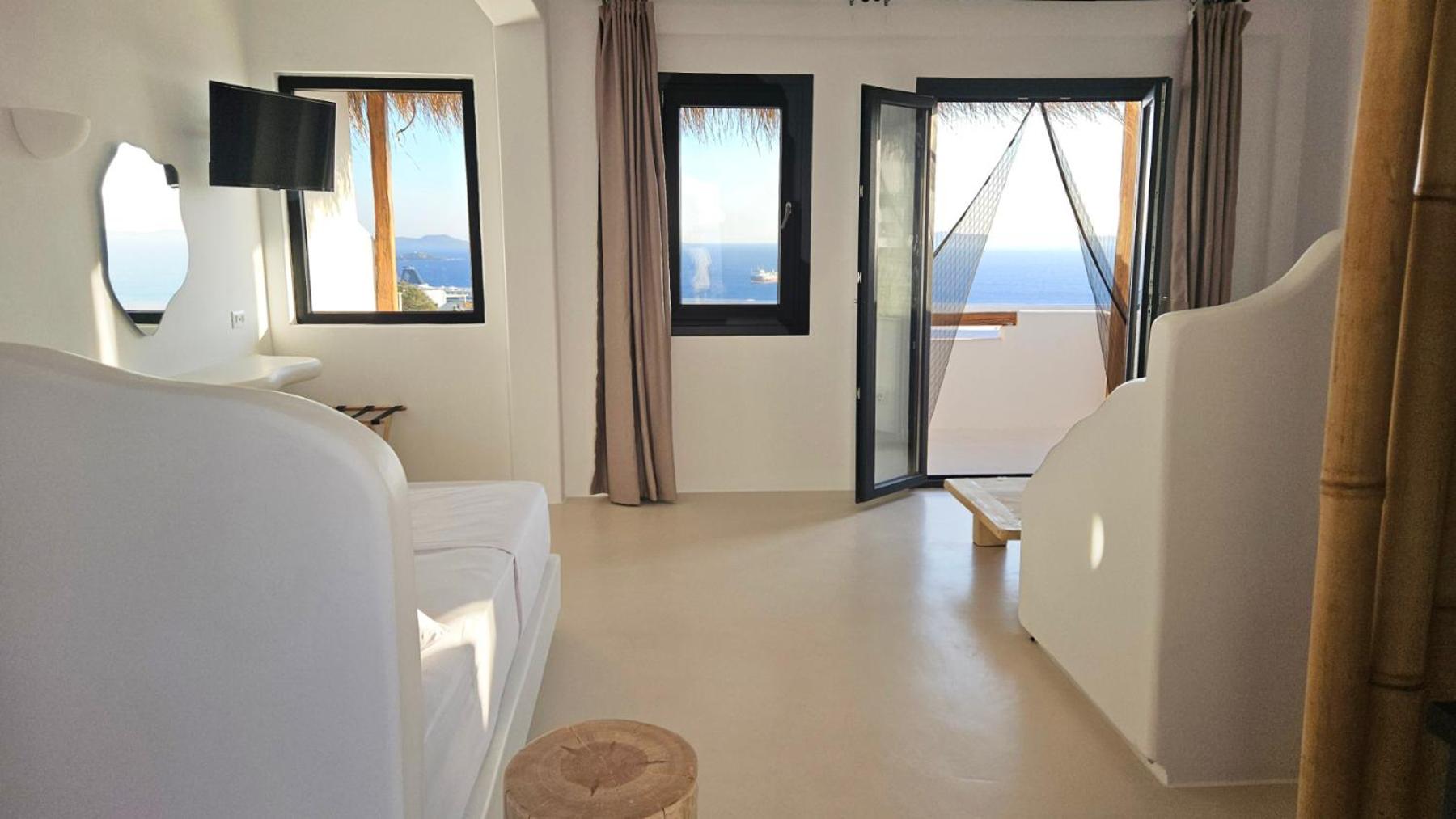 Deluxe Suite with Sea View photo 2