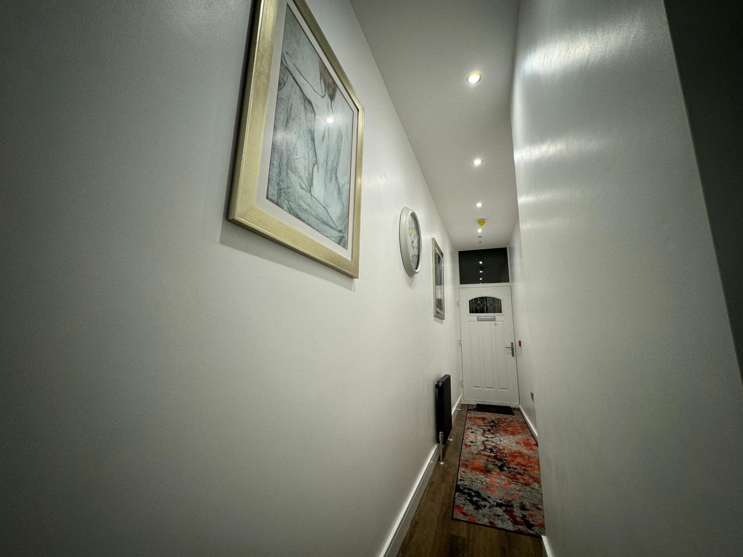 Six-Bedroom House photo 3