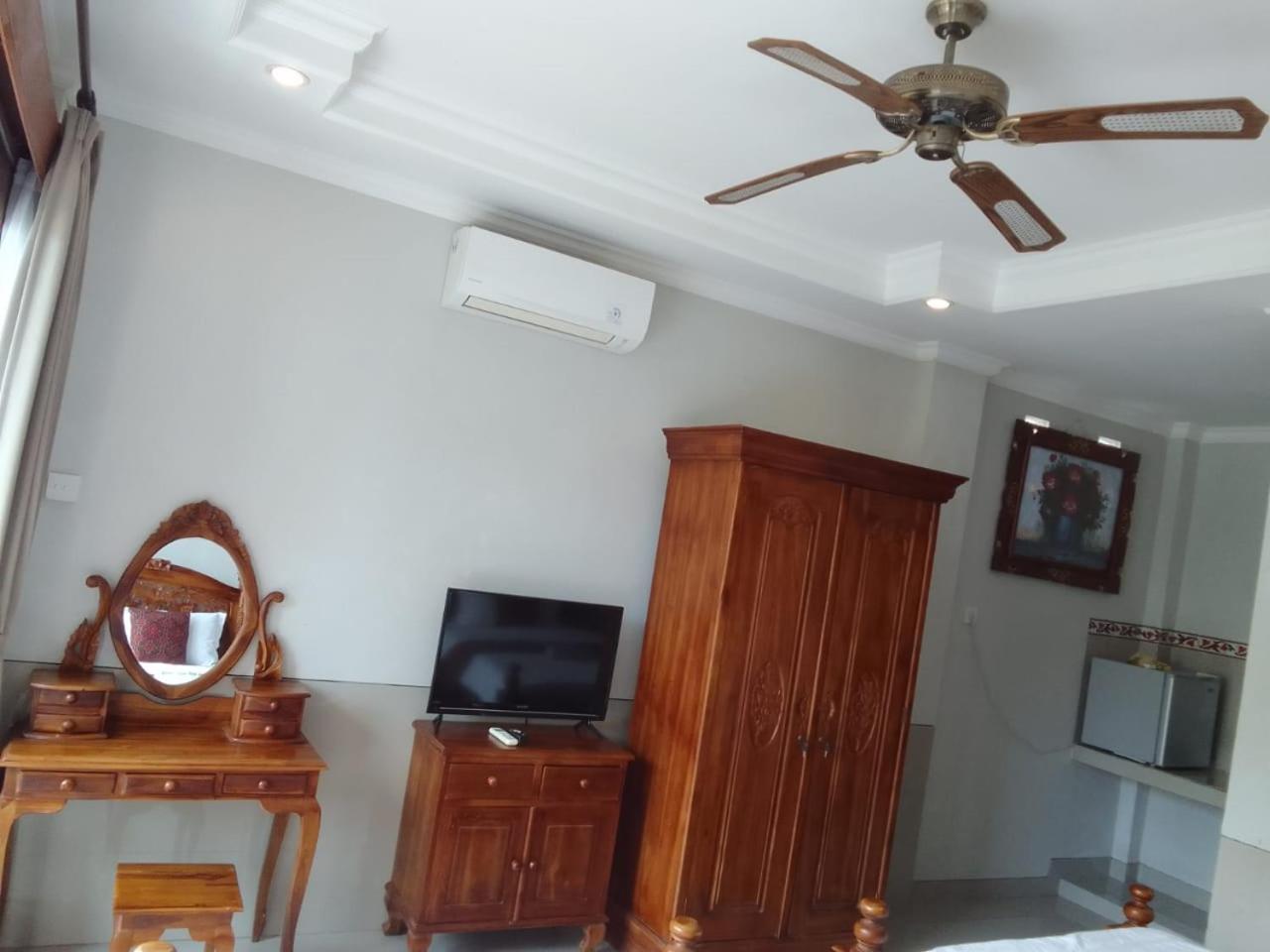 Deluxe Queen Room with Two Queen Beds - Photo 11
