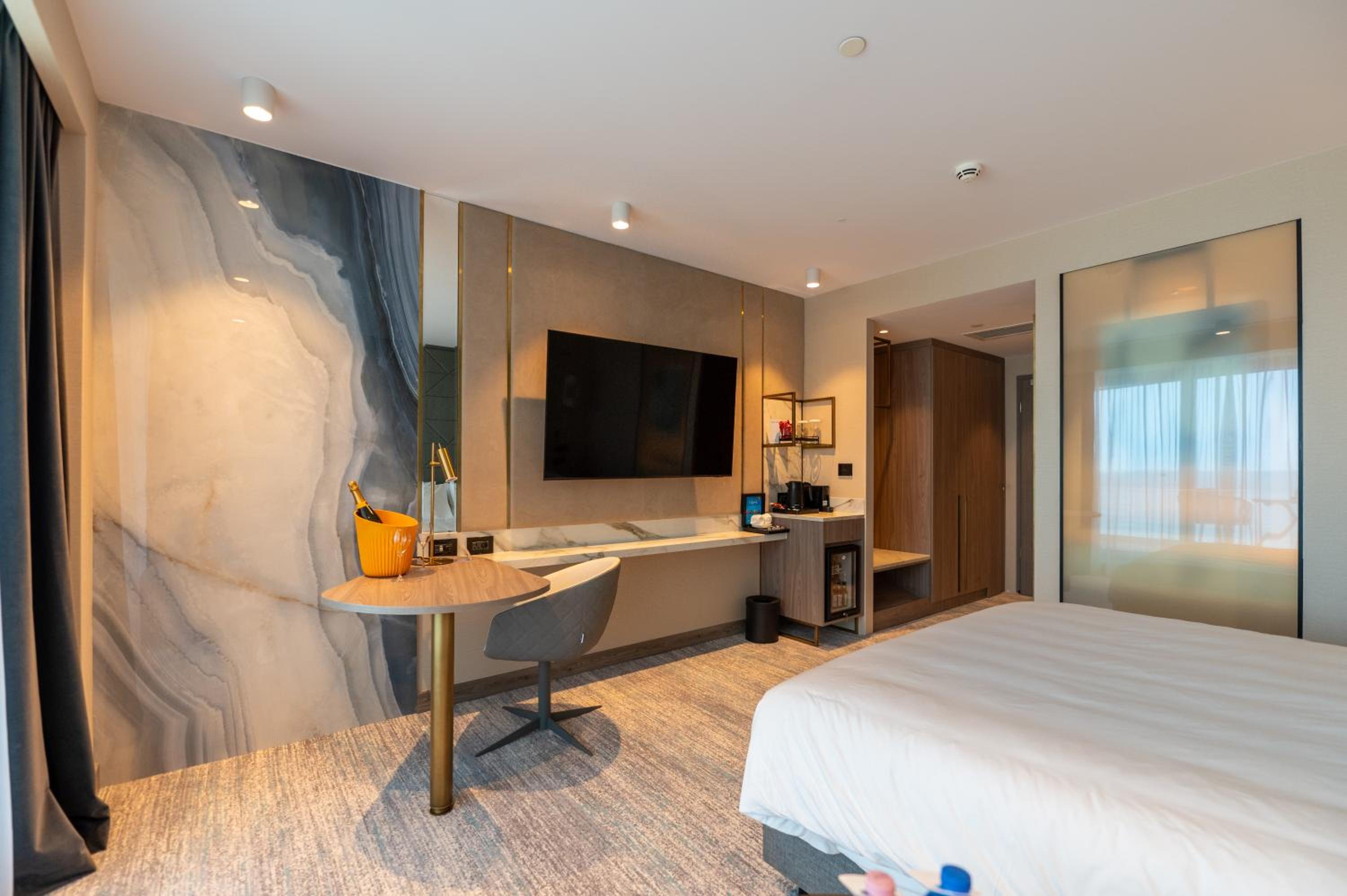 Premium King Room with Balcony - Seafront View - Photo 1