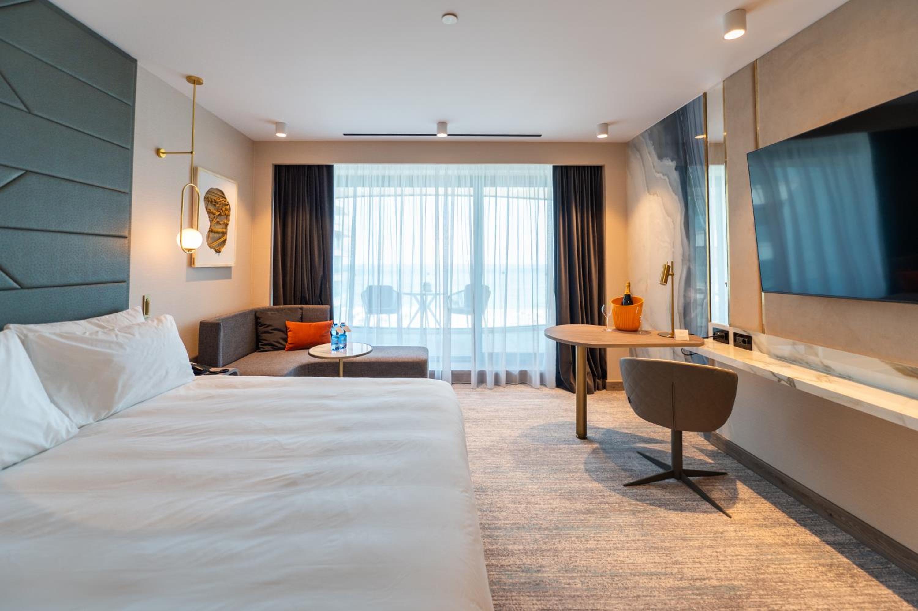 Premium King Room with Balcony - Seafront View - Photo 5