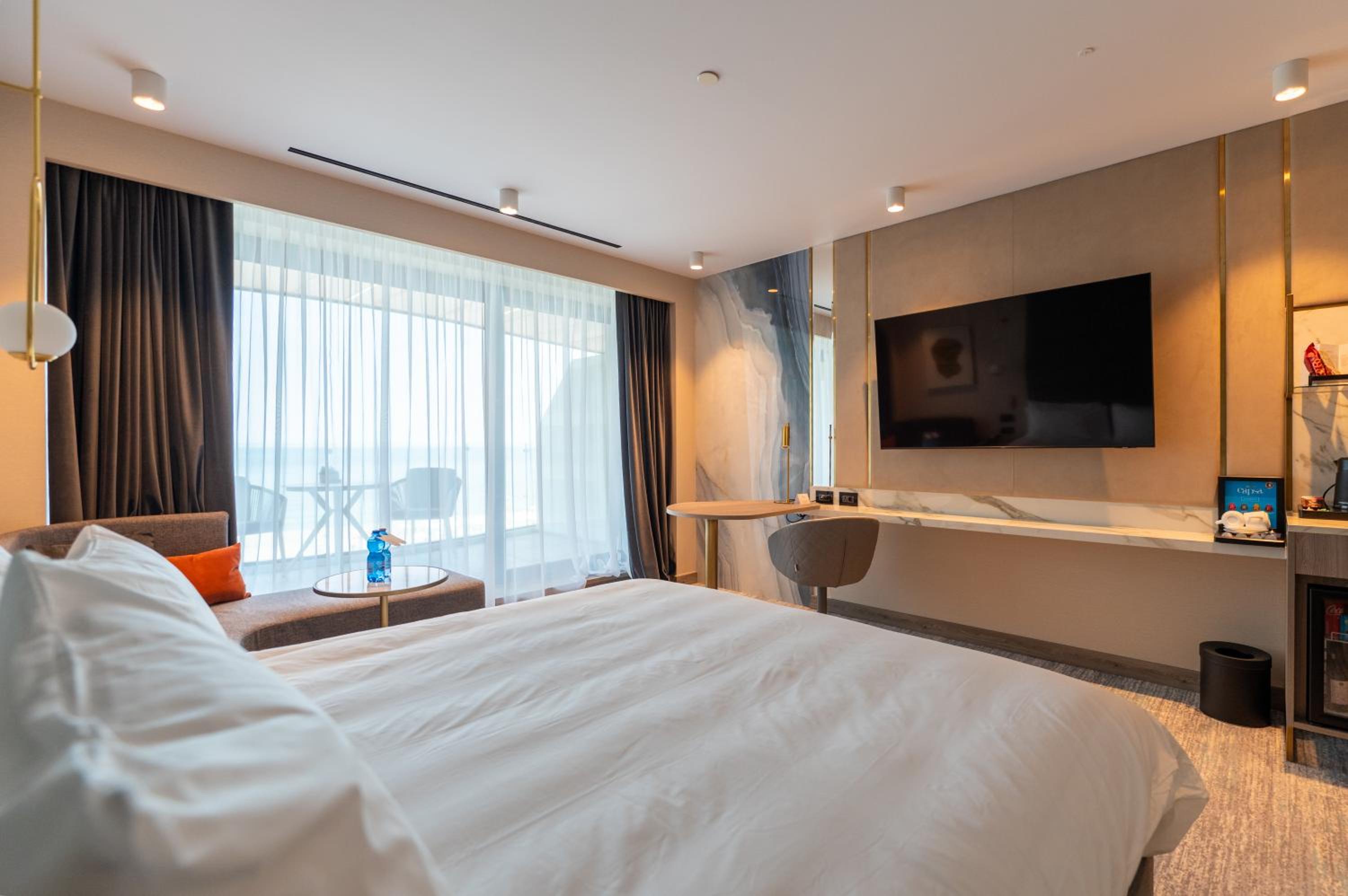 Standard King Room with Balcony and Seafront View - Photo 6