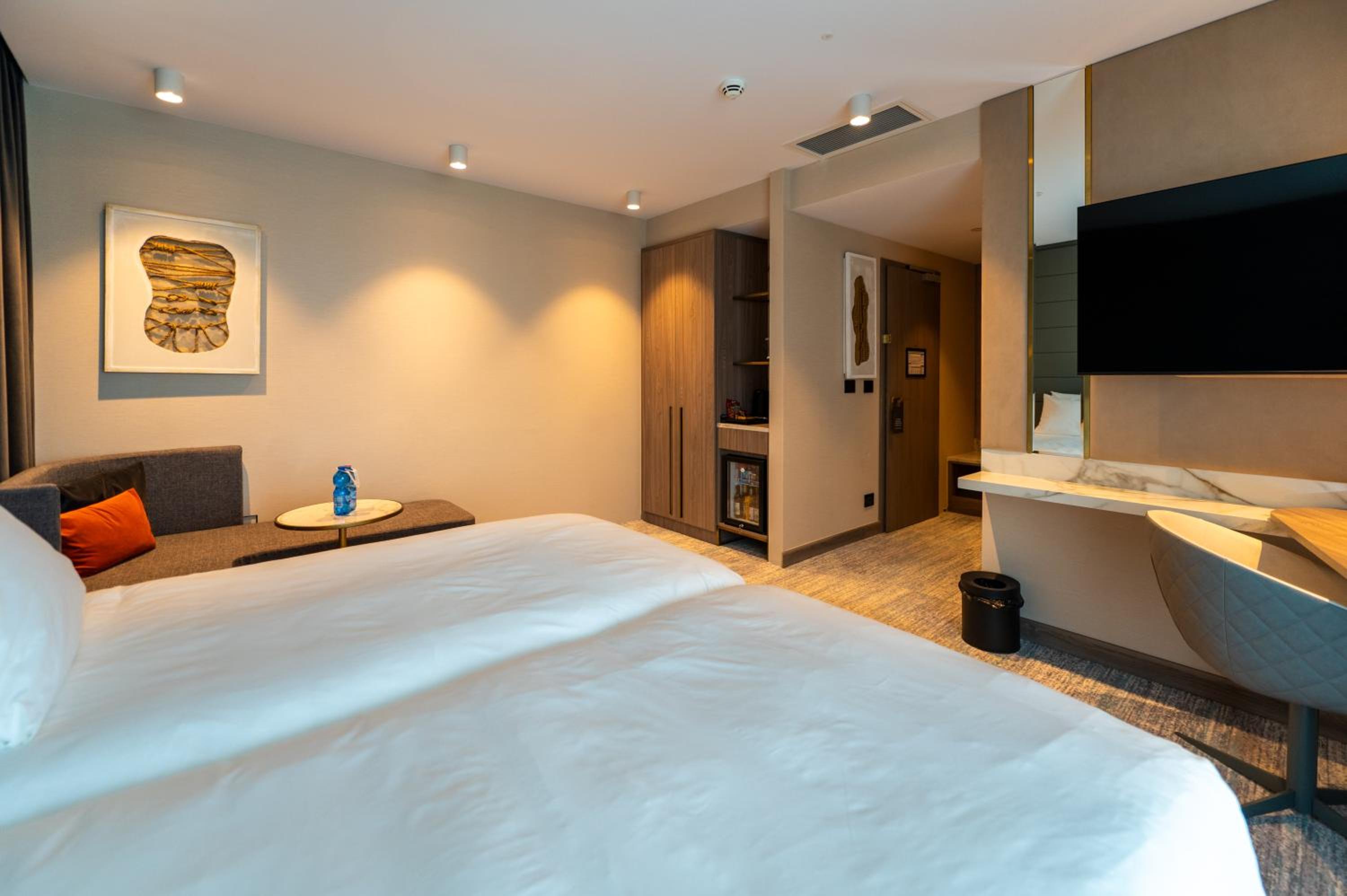 Standard Twin Room with Balcony and Lake View - Photo 2