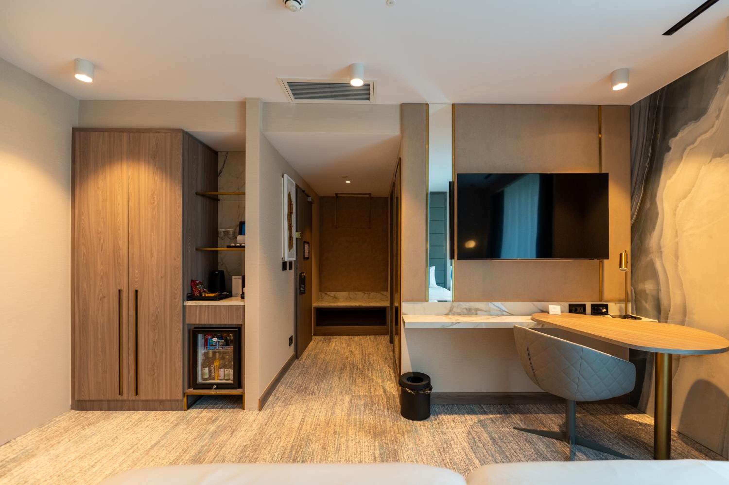 Standard Twin Room with Balcony and Lake View - Photo 1