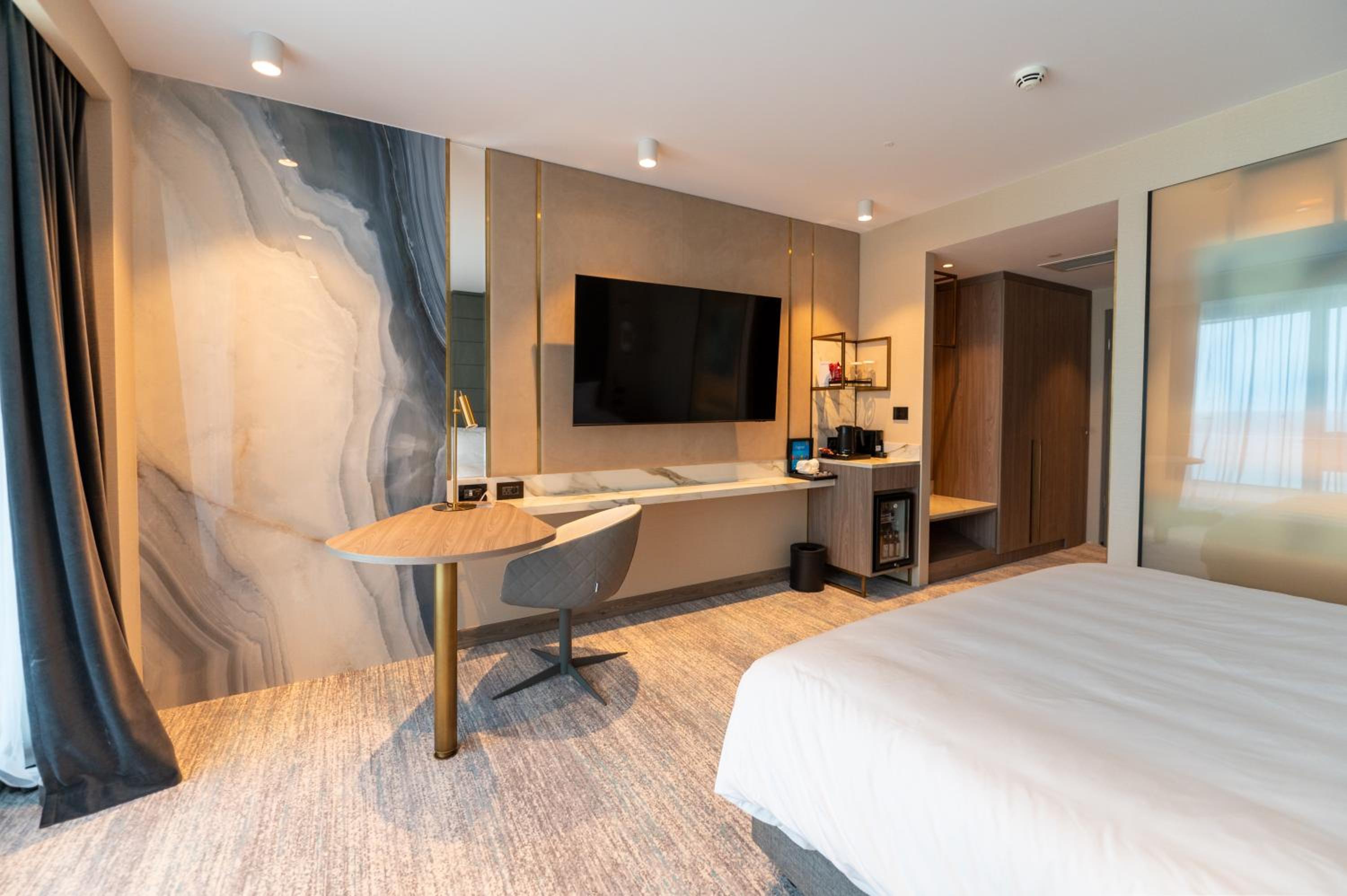 Standard King Room with Balcony and Seafront View - Photo 1