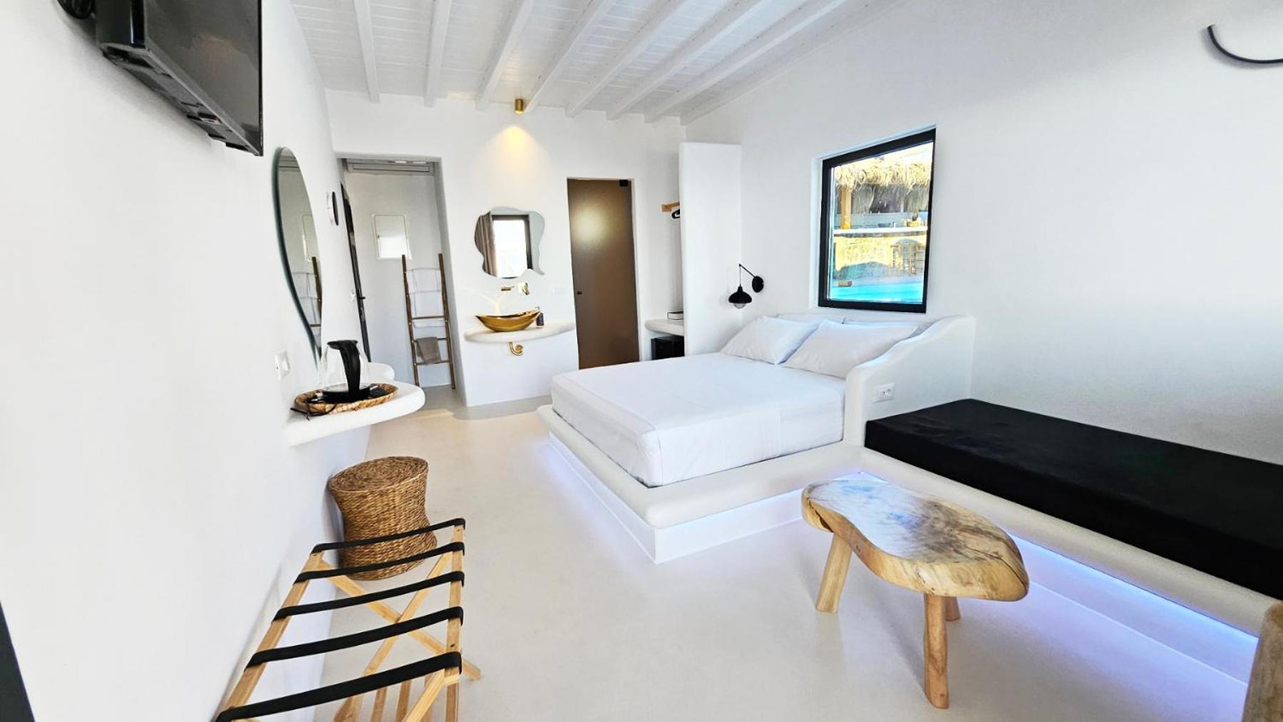 King Suite with Pool View photo 2