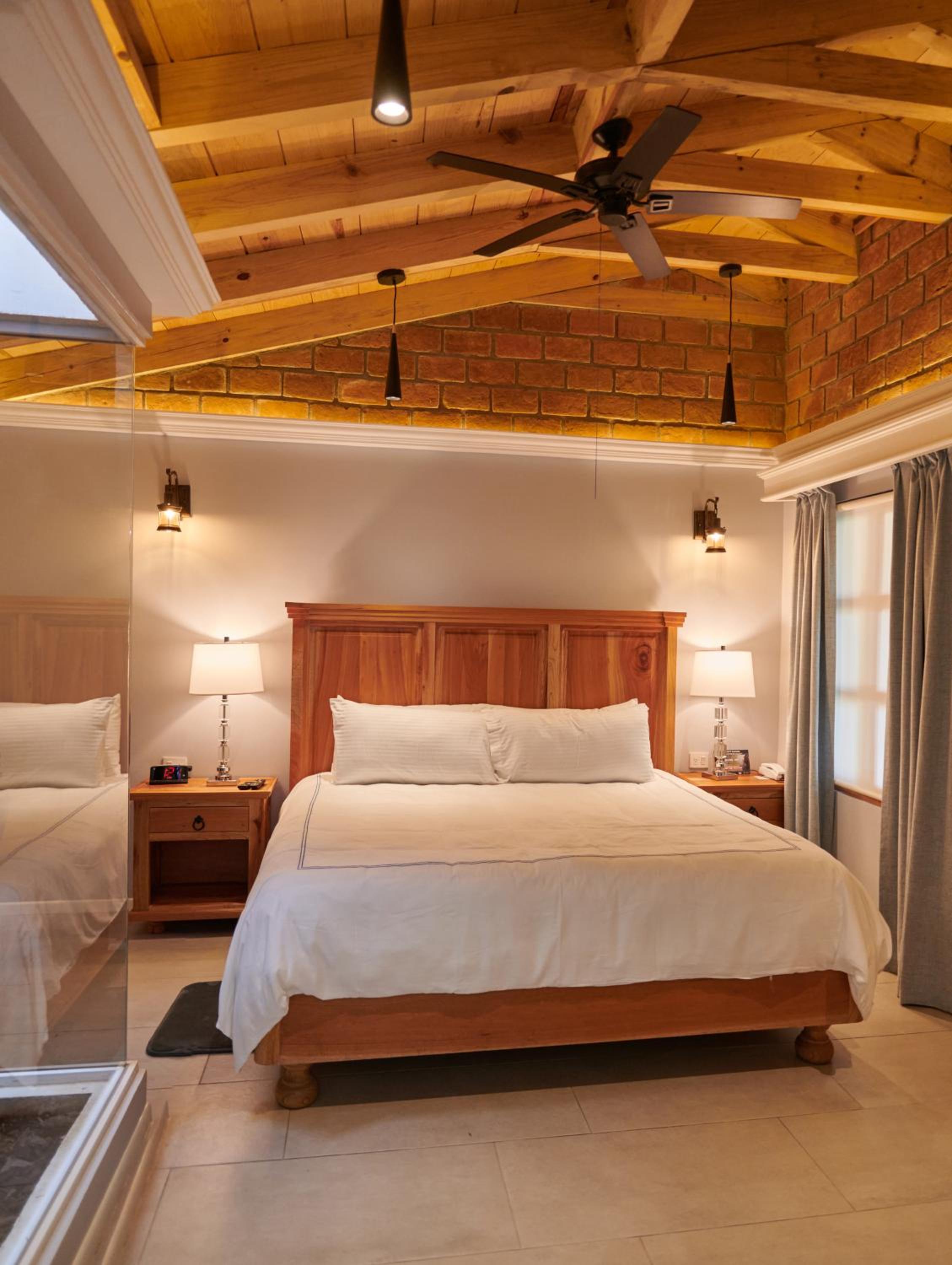Standard King Room - Photo 23