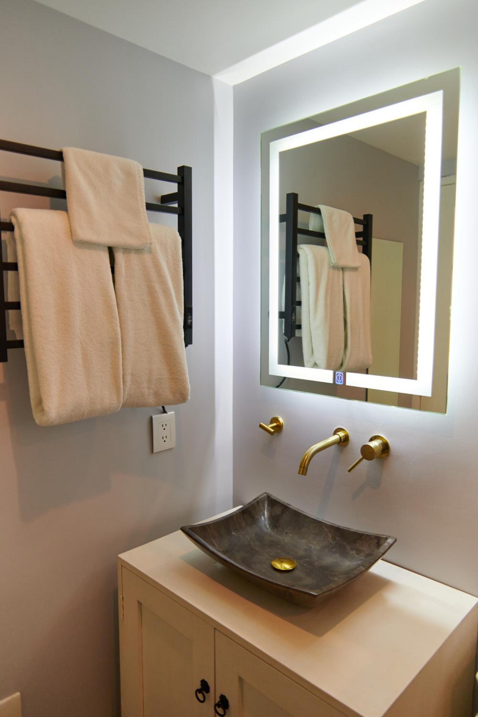 Standard King Room - Photo 25