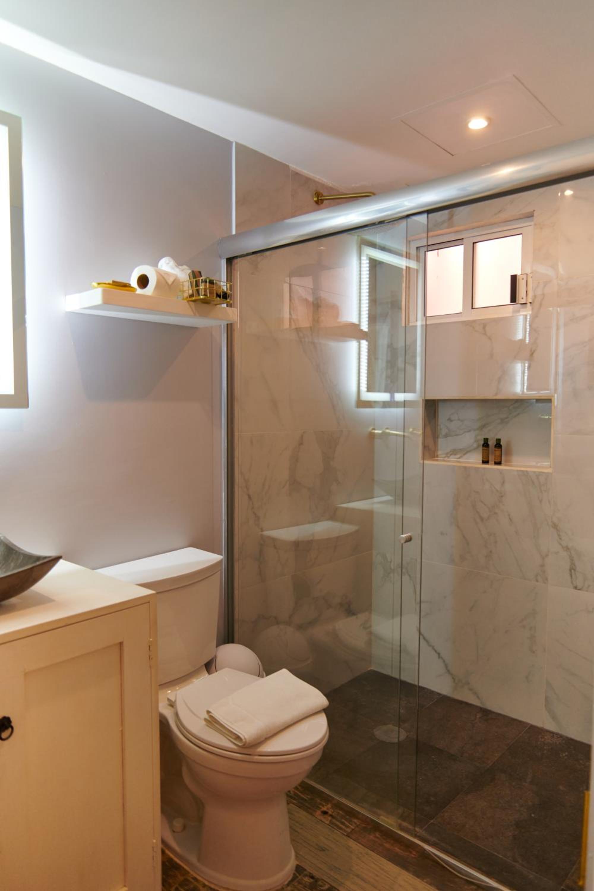 Standard King Room - Photo 27