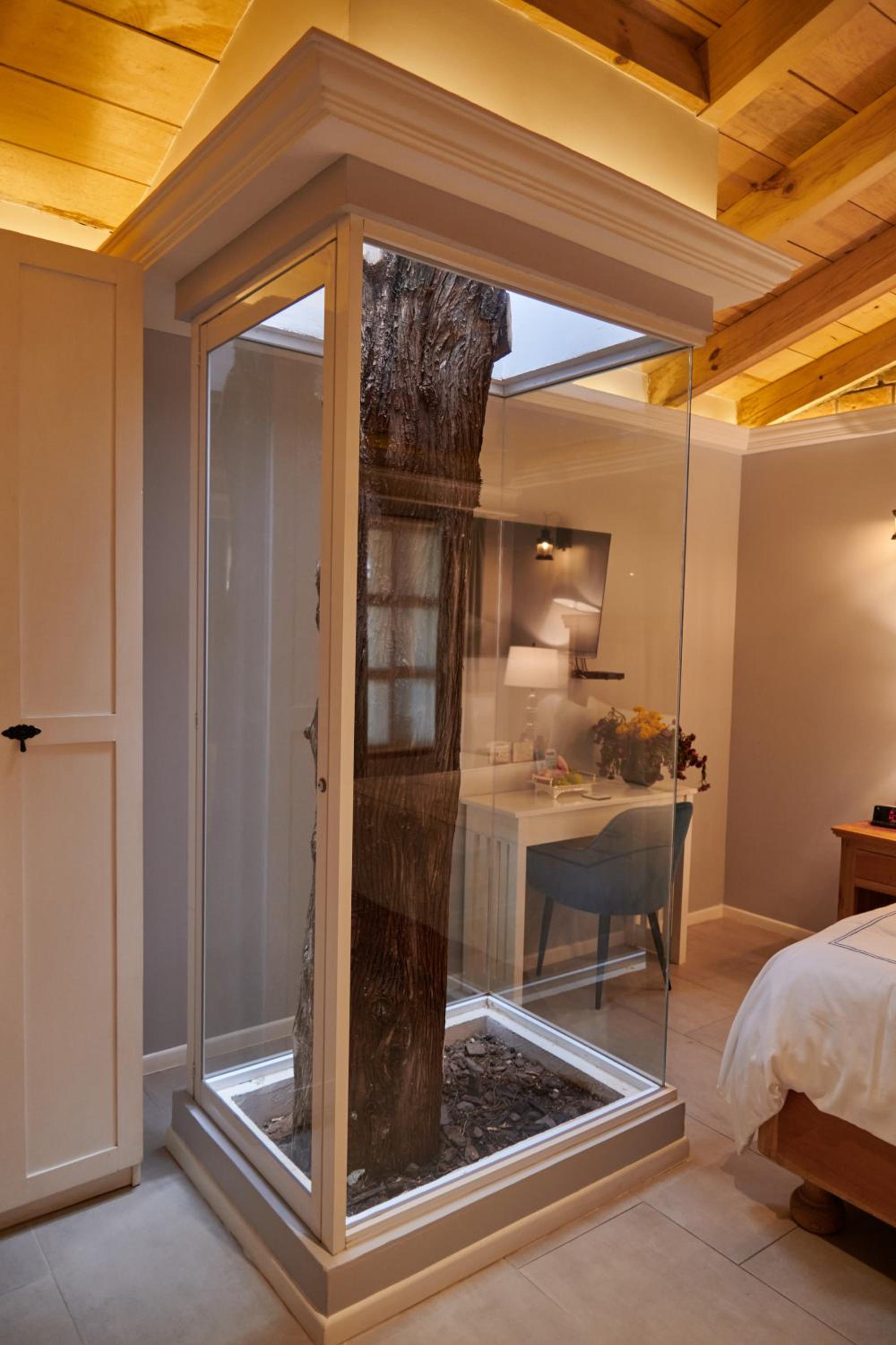 Standard King Room - Photo 19