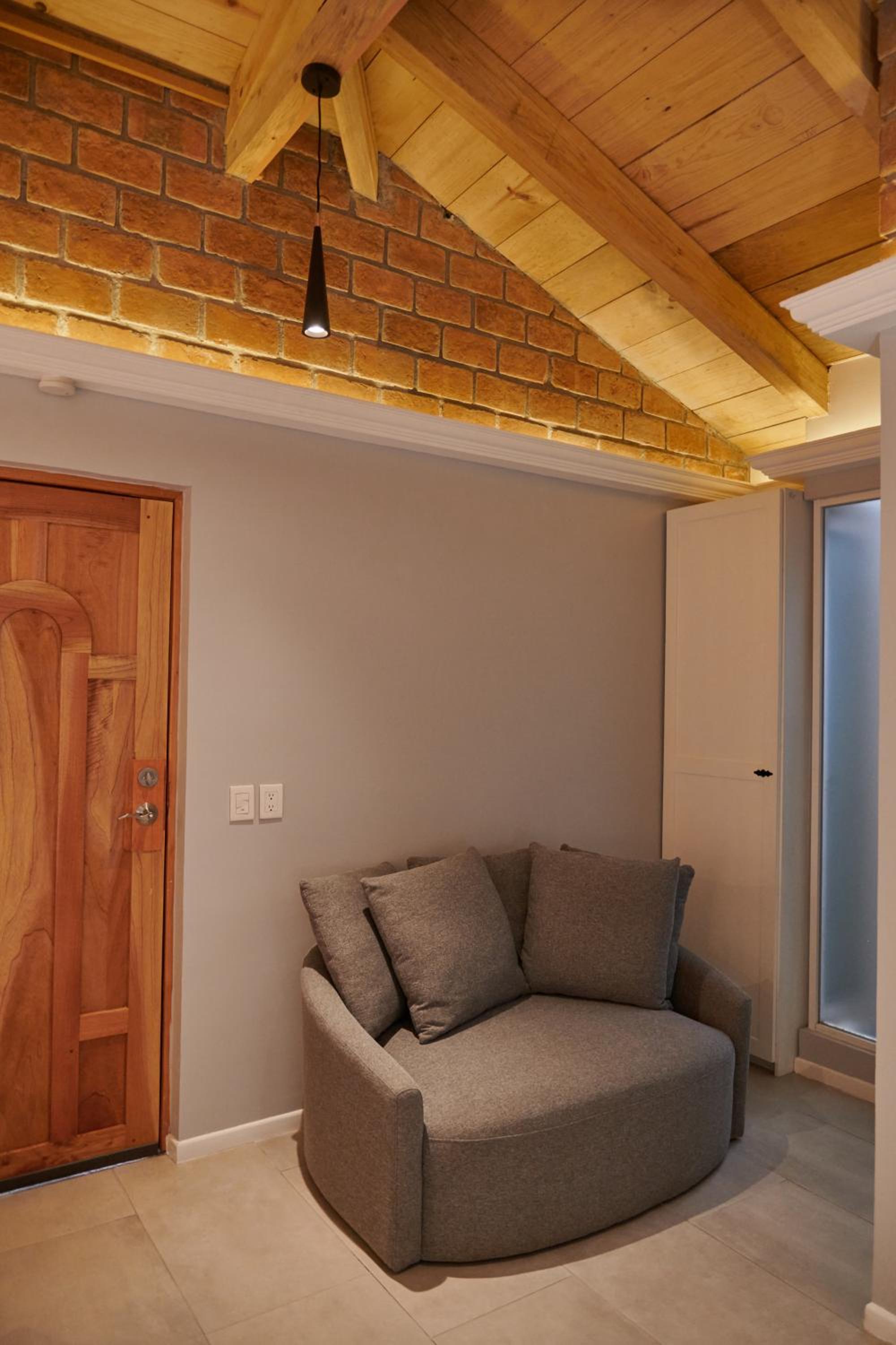 Standard King Room - Photo 21