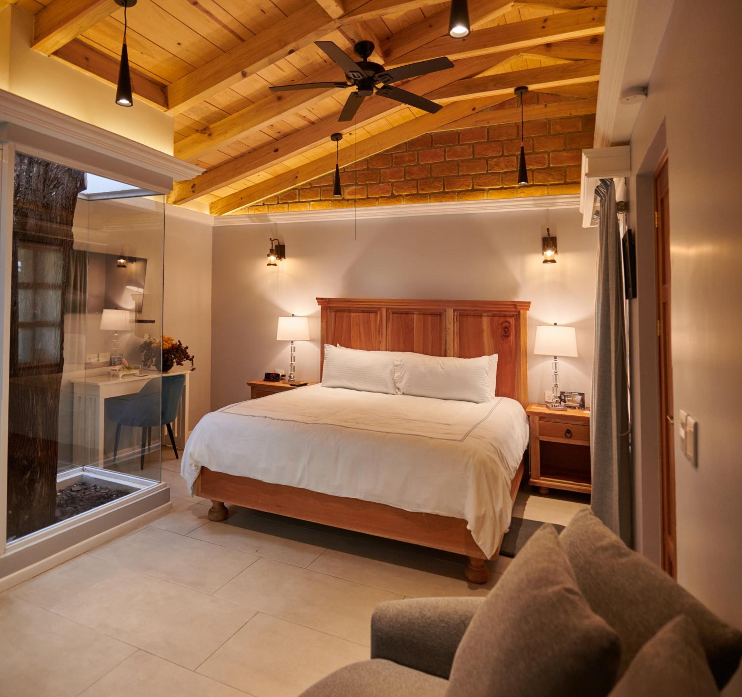 Standard King Room - Photo 15