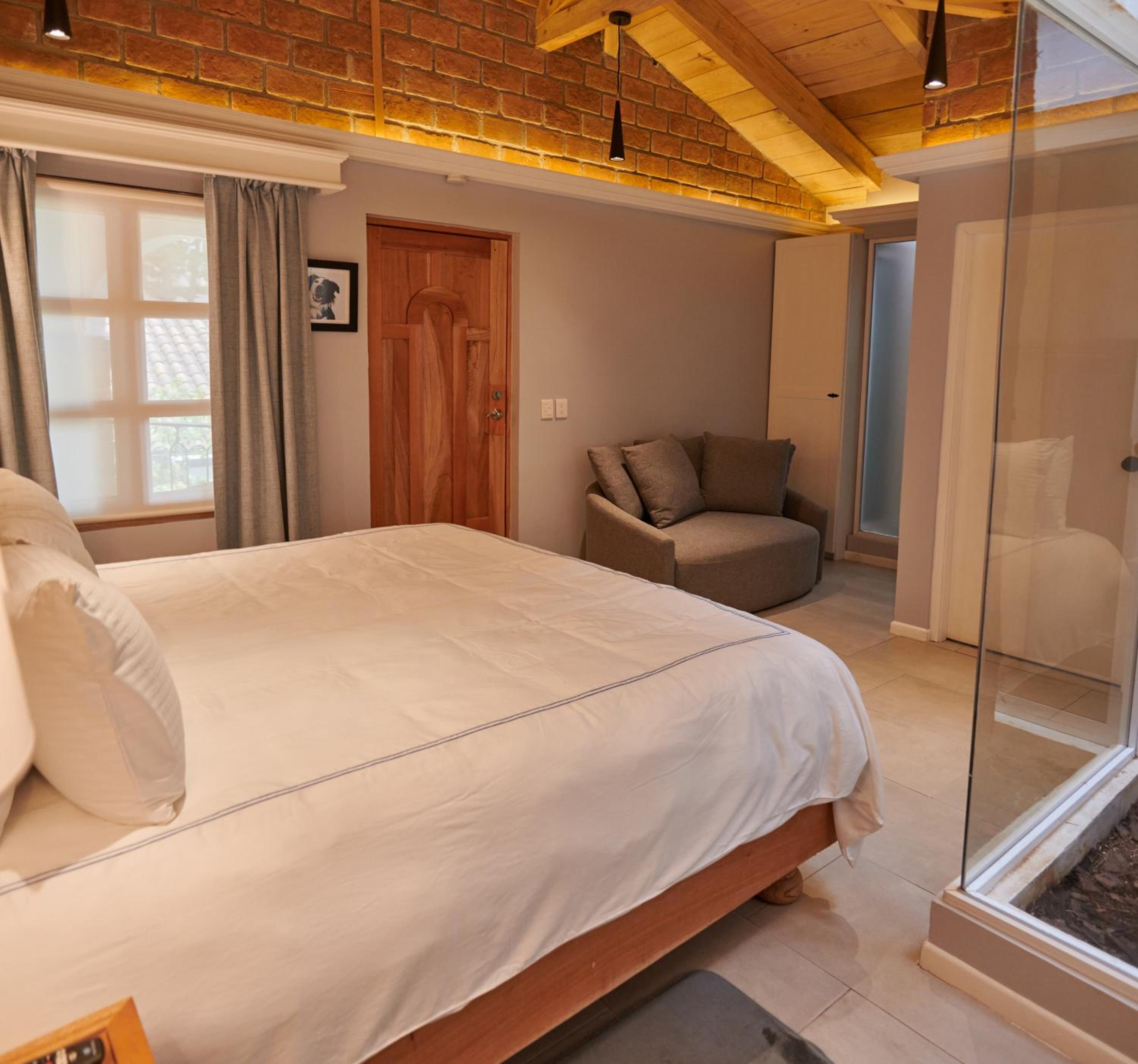 Standard King Room - Photo 16