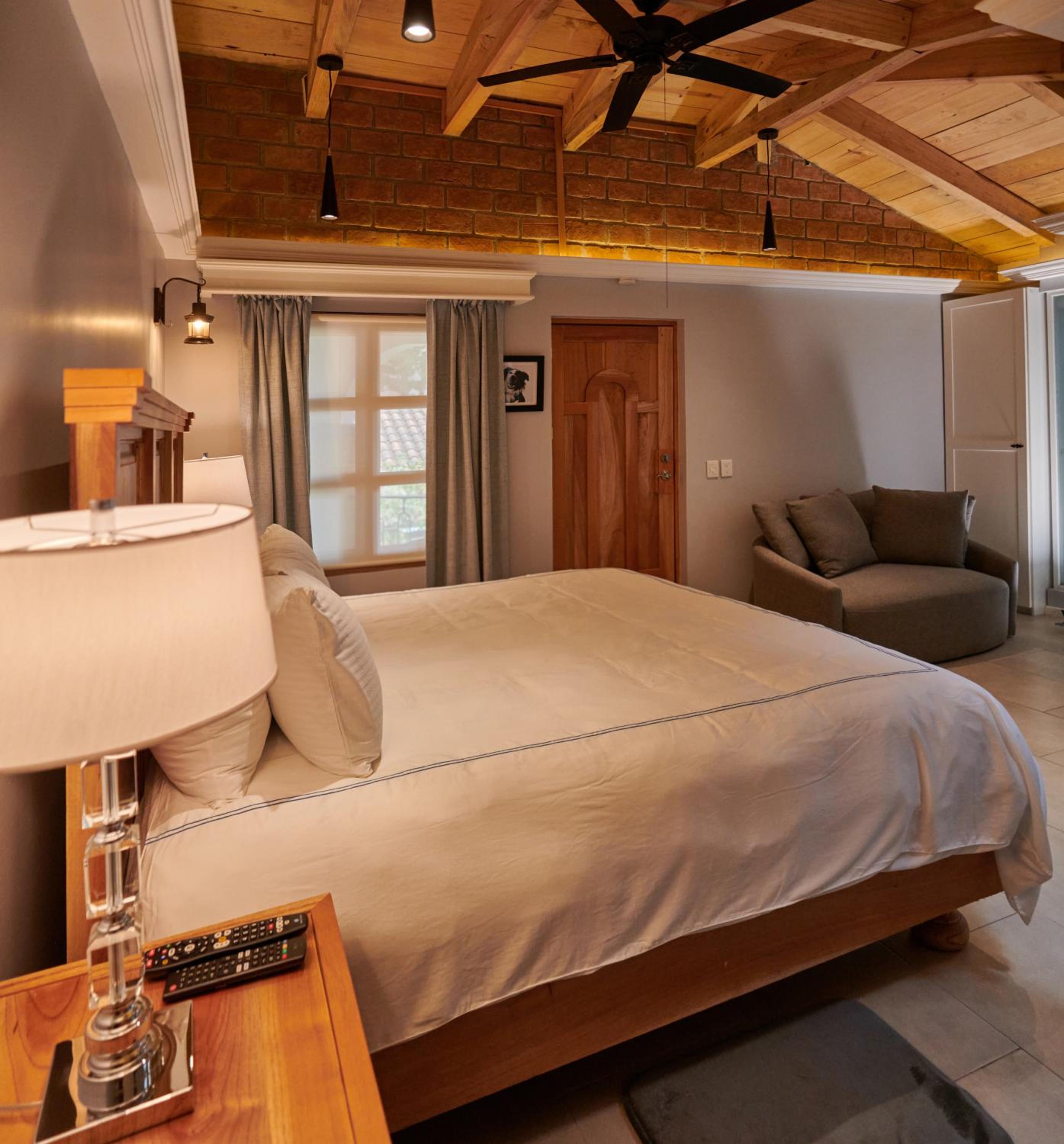 Standard King Room - Photo 17