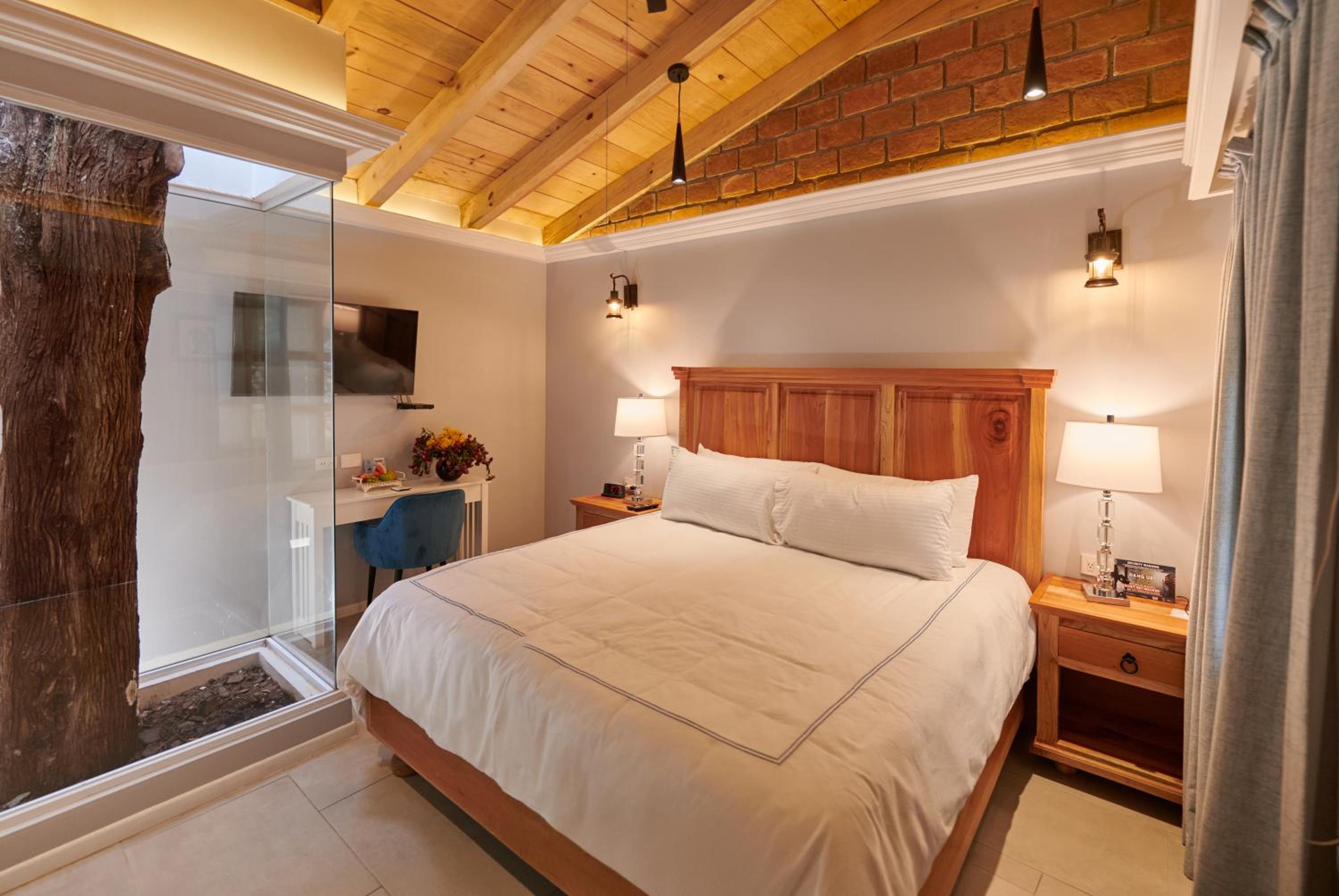 Standard King Room - Photo 18