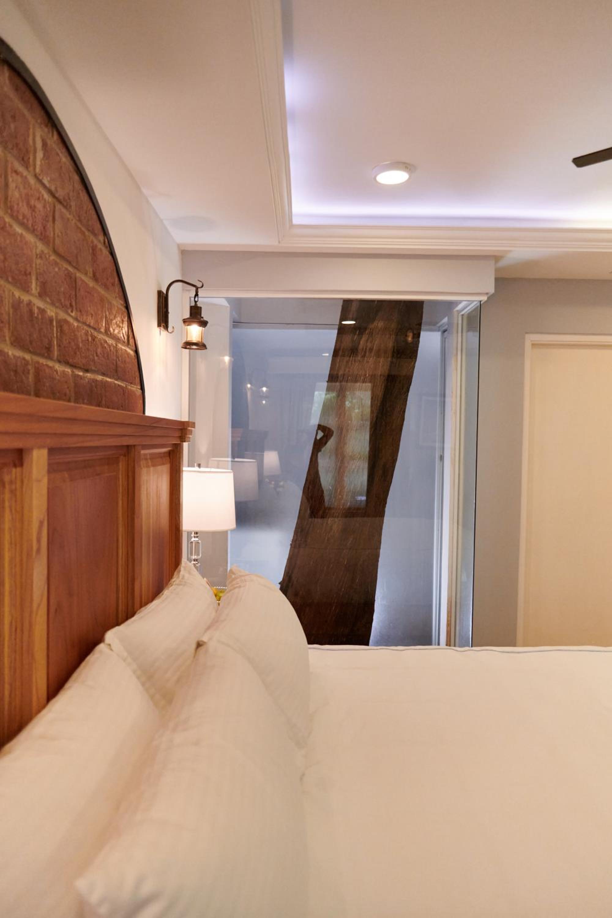 Standard King Room - Photo 11
