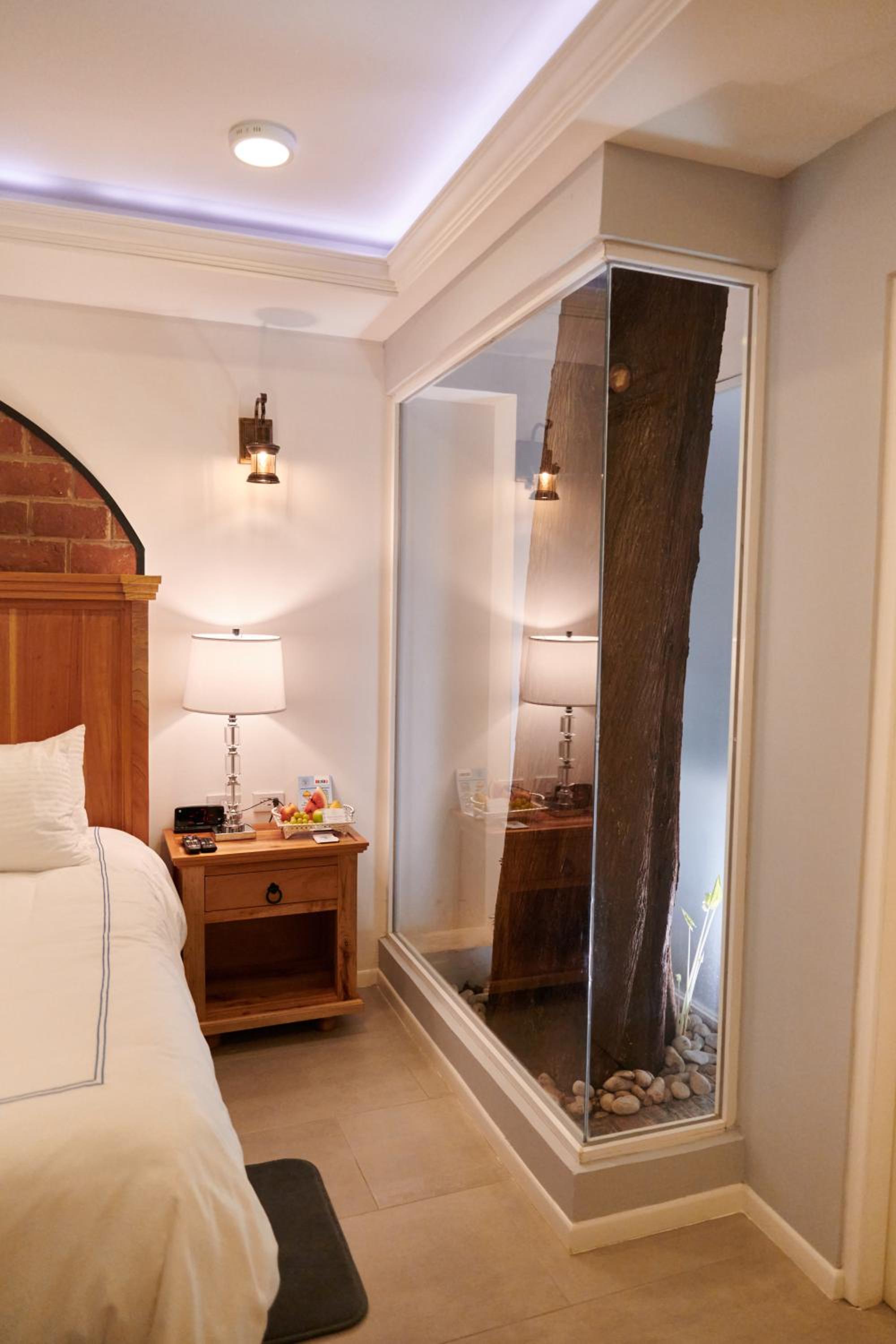 Standard King Room - Photo 7