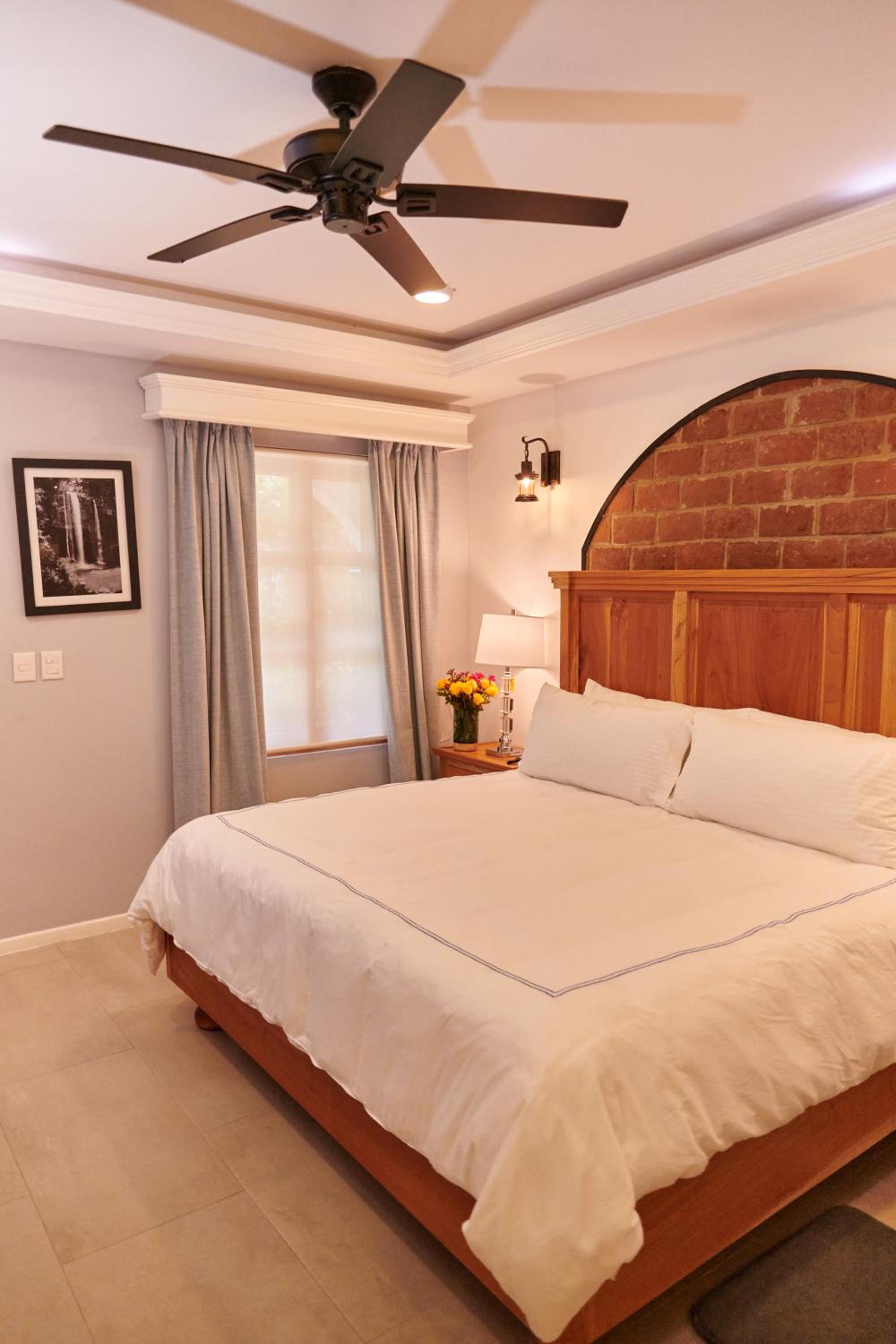 Standard King Room - Photo 8