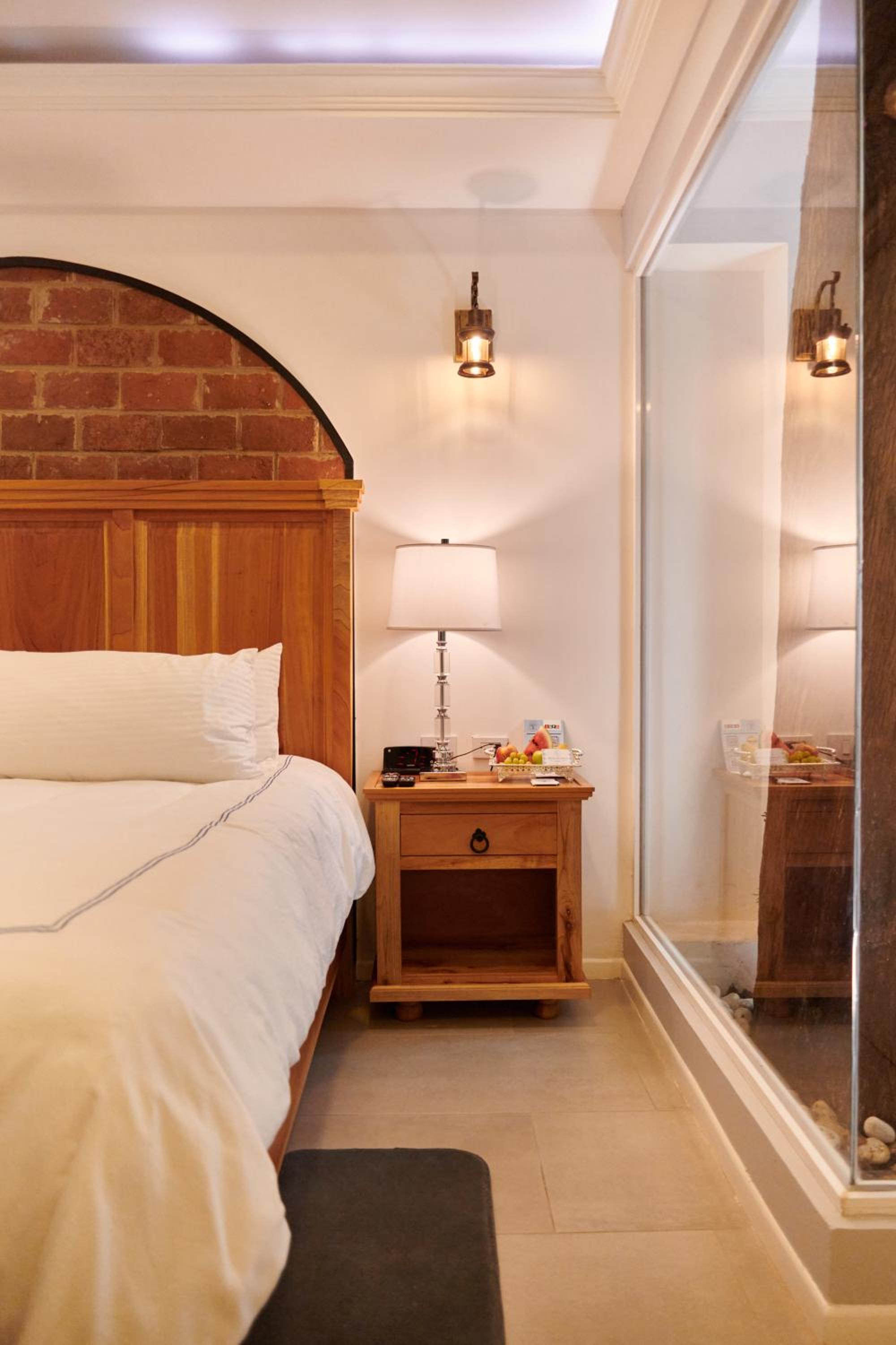 Standard King Room - Photo 9