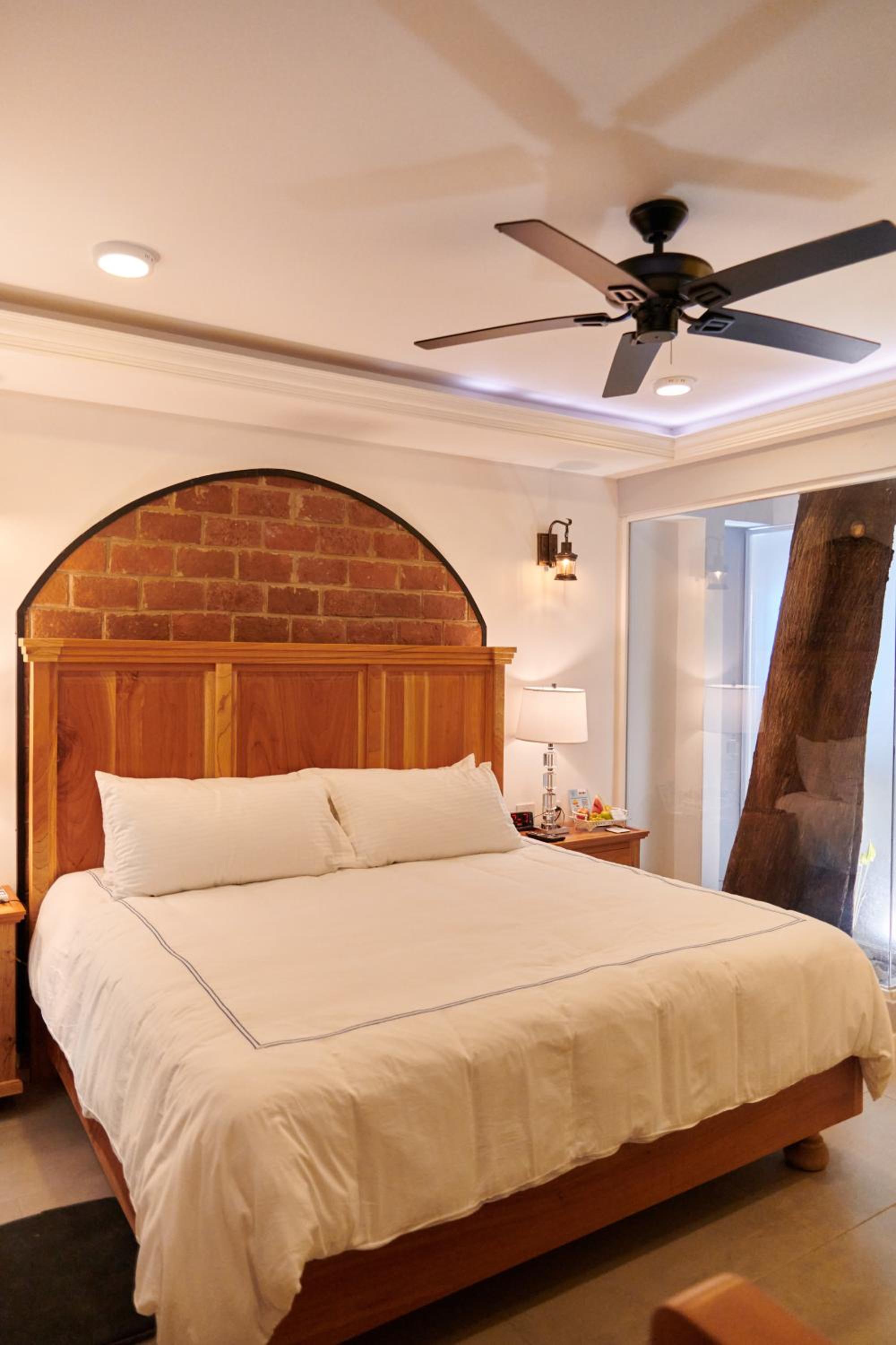 Standard King Room - Photo 10