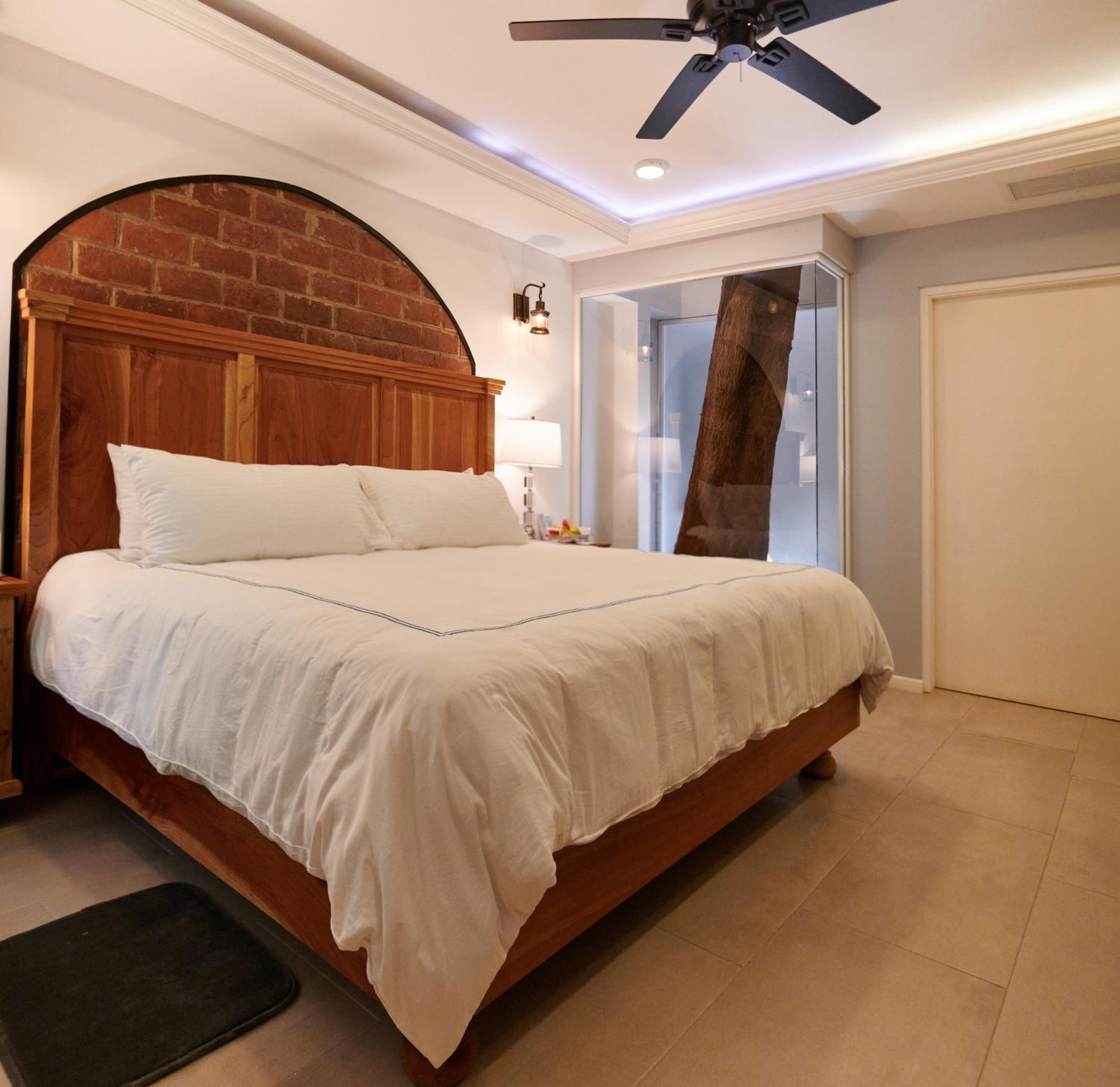Standard King Room - Photo 3